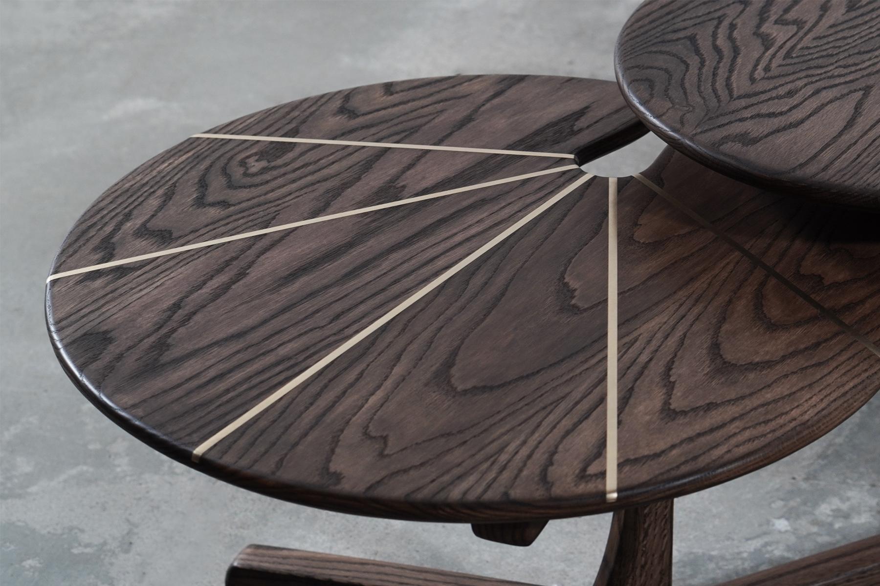 Organic Modern Nature inspirierter Couchtisch aus massivem Oak Wood mit Messingintarsien im Angebot 2