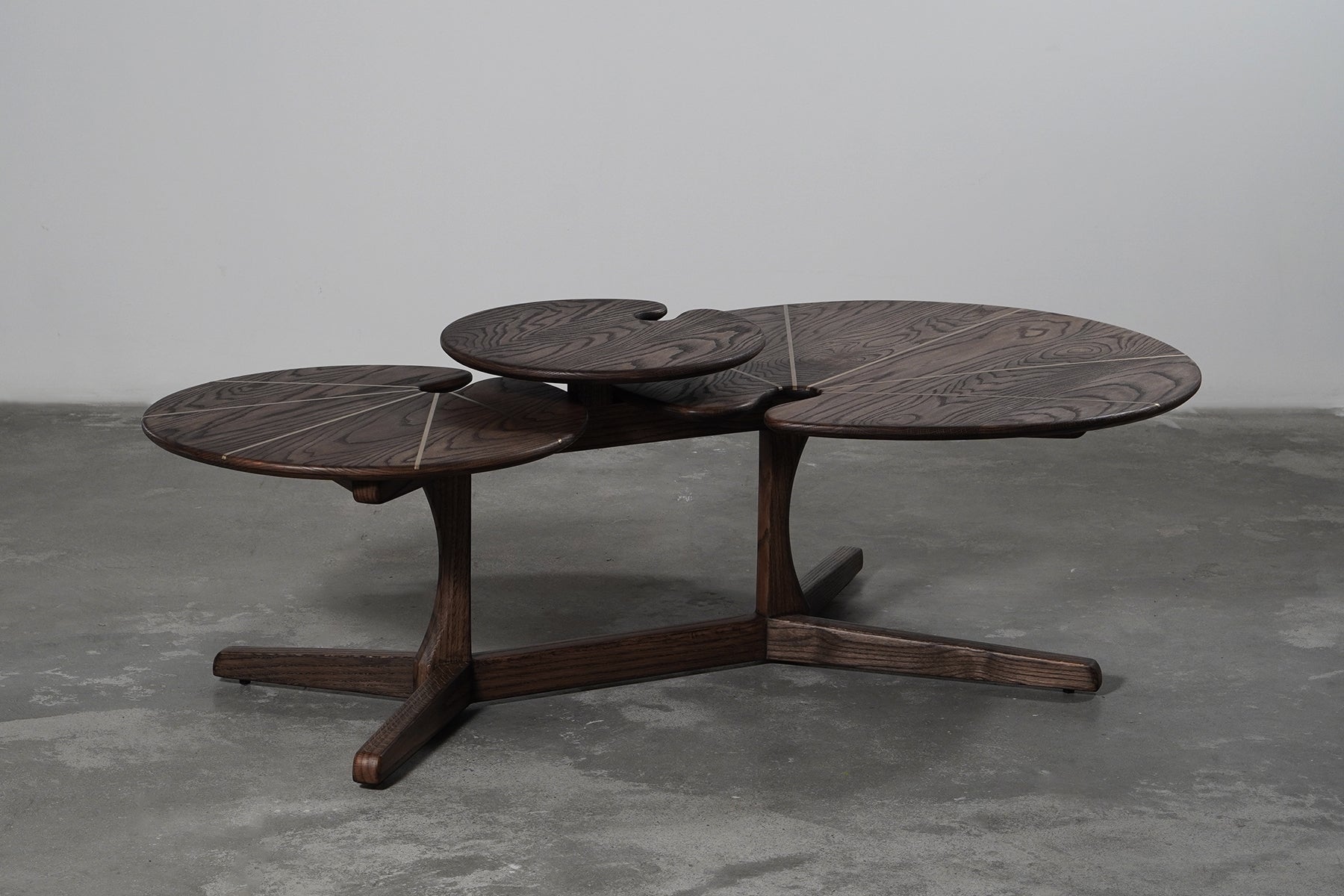 Organic Modern Nature inspirierter Couchtisch aus massivem Oak Wood mit Messingintarsien