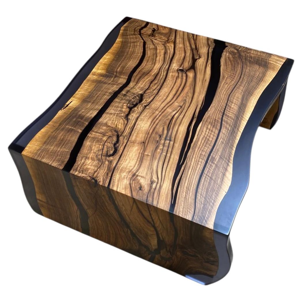 Table à cocktail moderne et organique en bois massif d'olivier avec bords en époxy noir