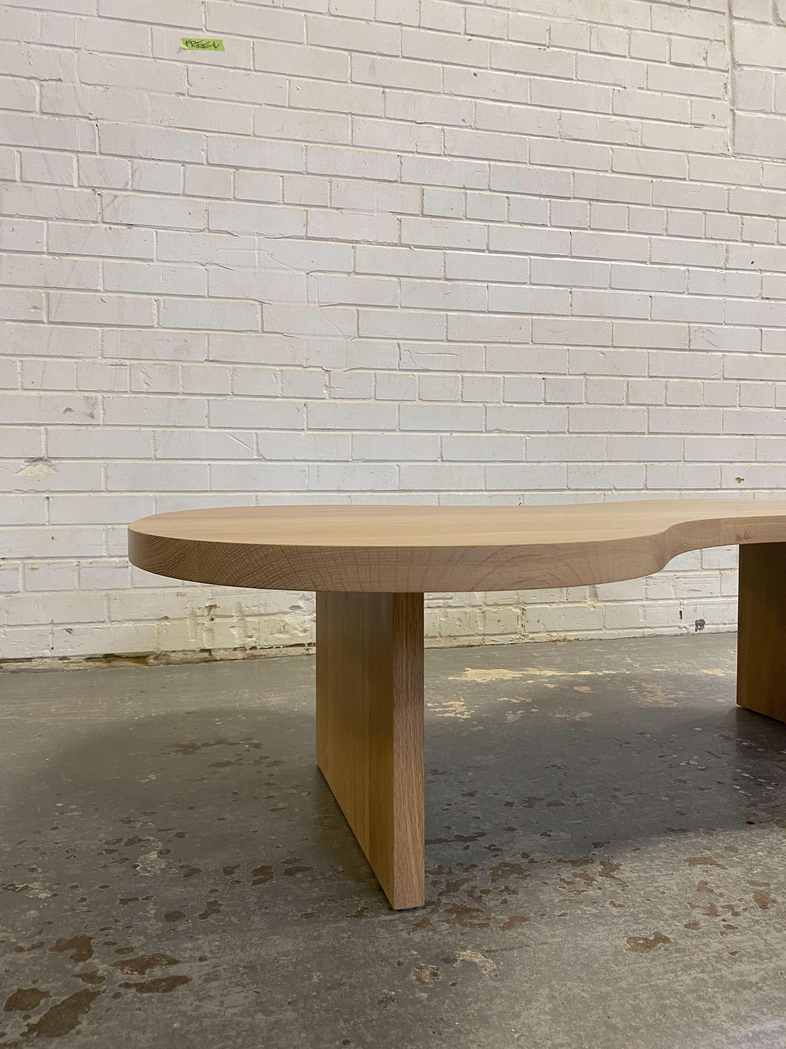 Fait main Table basse moderne et organique en chêne blanc massif huilé de Mary Ratcliffe Studio, 52 po. en vente