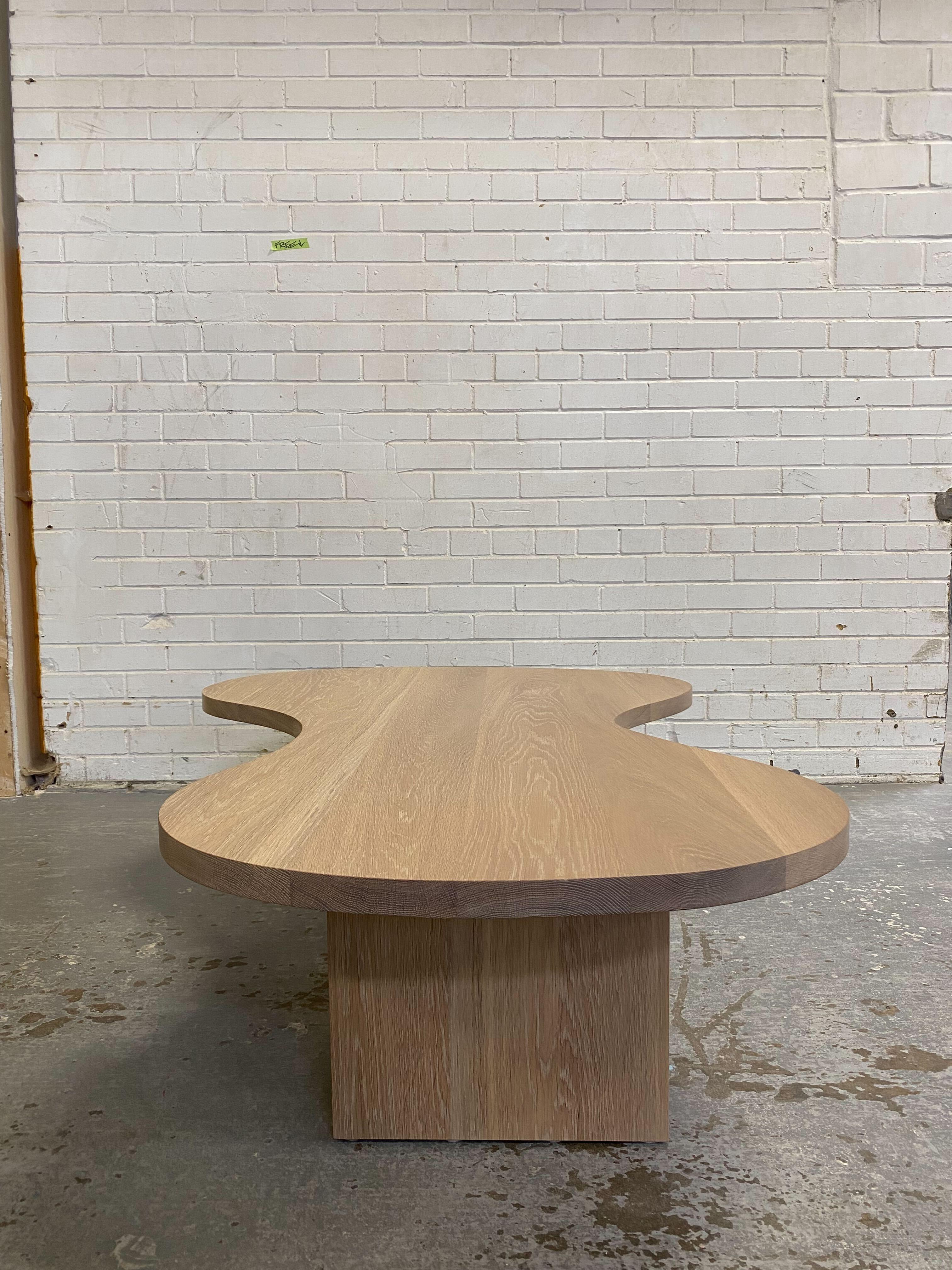 Table basse moderne et organique en chêne blanc massif huilé de Mary Ratcliffe Studio, 52 po. Abîmé - En vente à Toronto, ON
