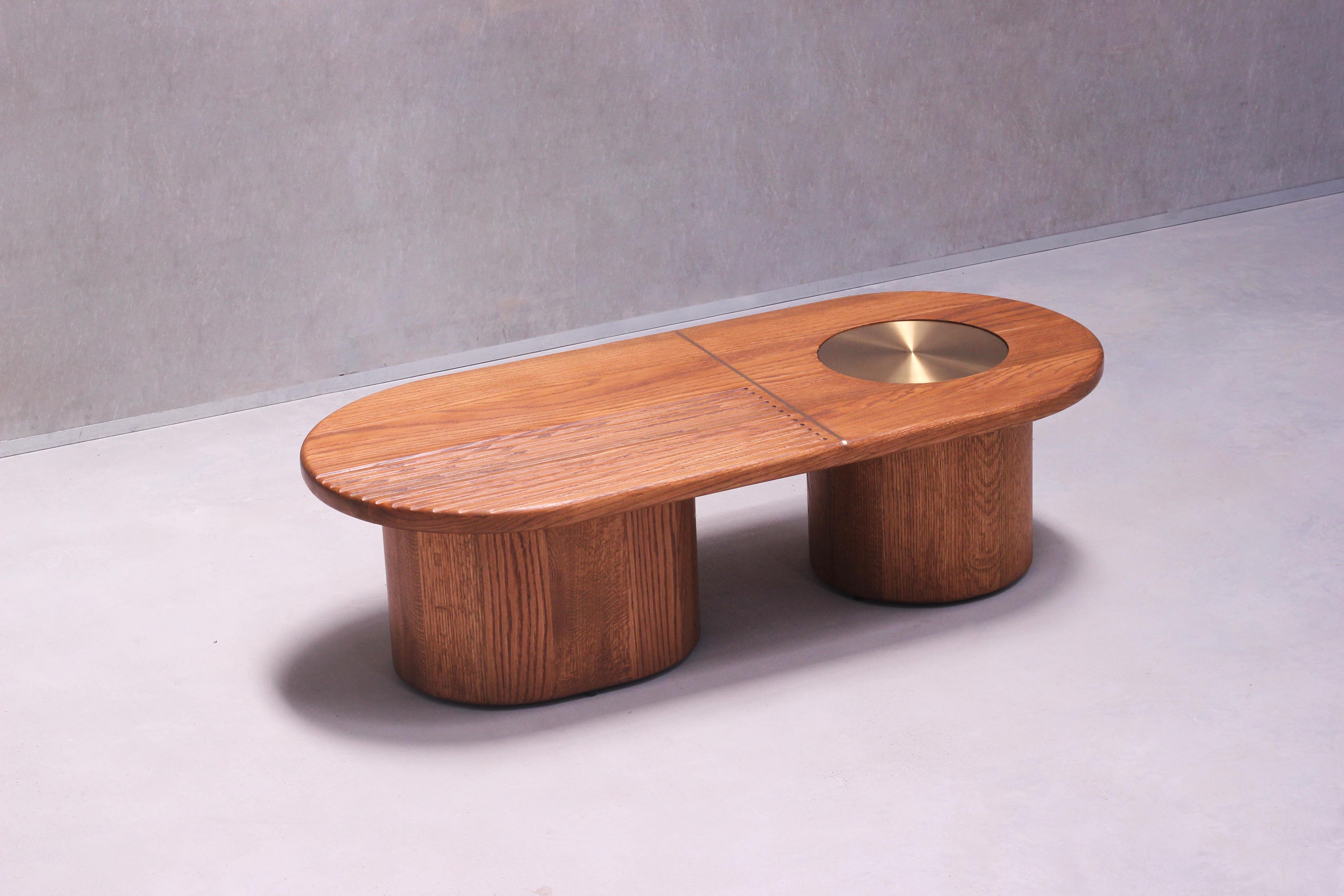 Fait main Table basse CELESTE en bois massif de chêne américain de fabrication moderne et organique avec laiton en vente