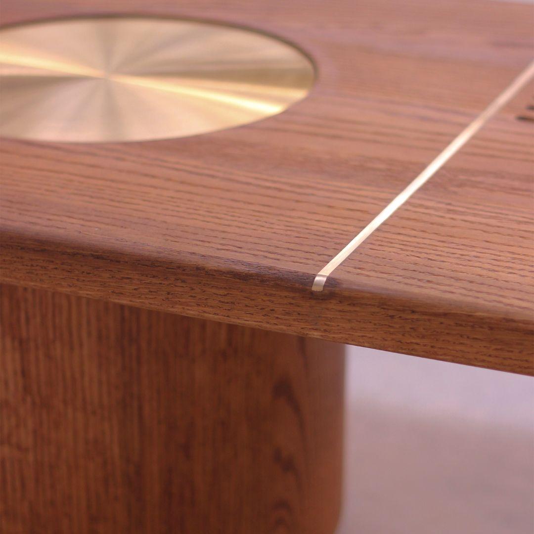 Laiton Table basse CELESTE en bois massif de chêne américain de fabrication moderne et organique avec laiton en vente