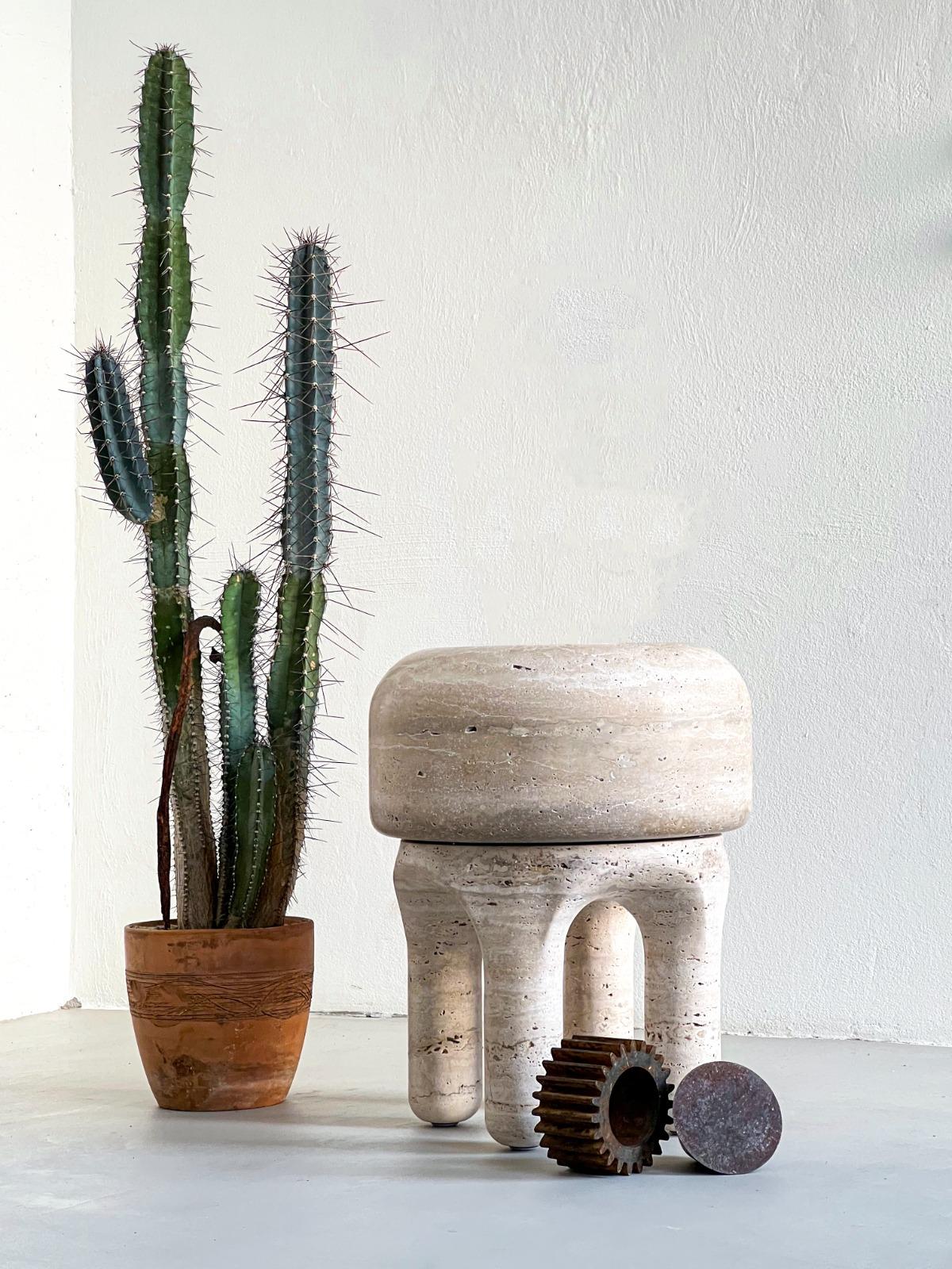 Taburete Moderno Orgánico Escultura de Mesa en Travertino - Estilo Wabi Urbano en venta 3