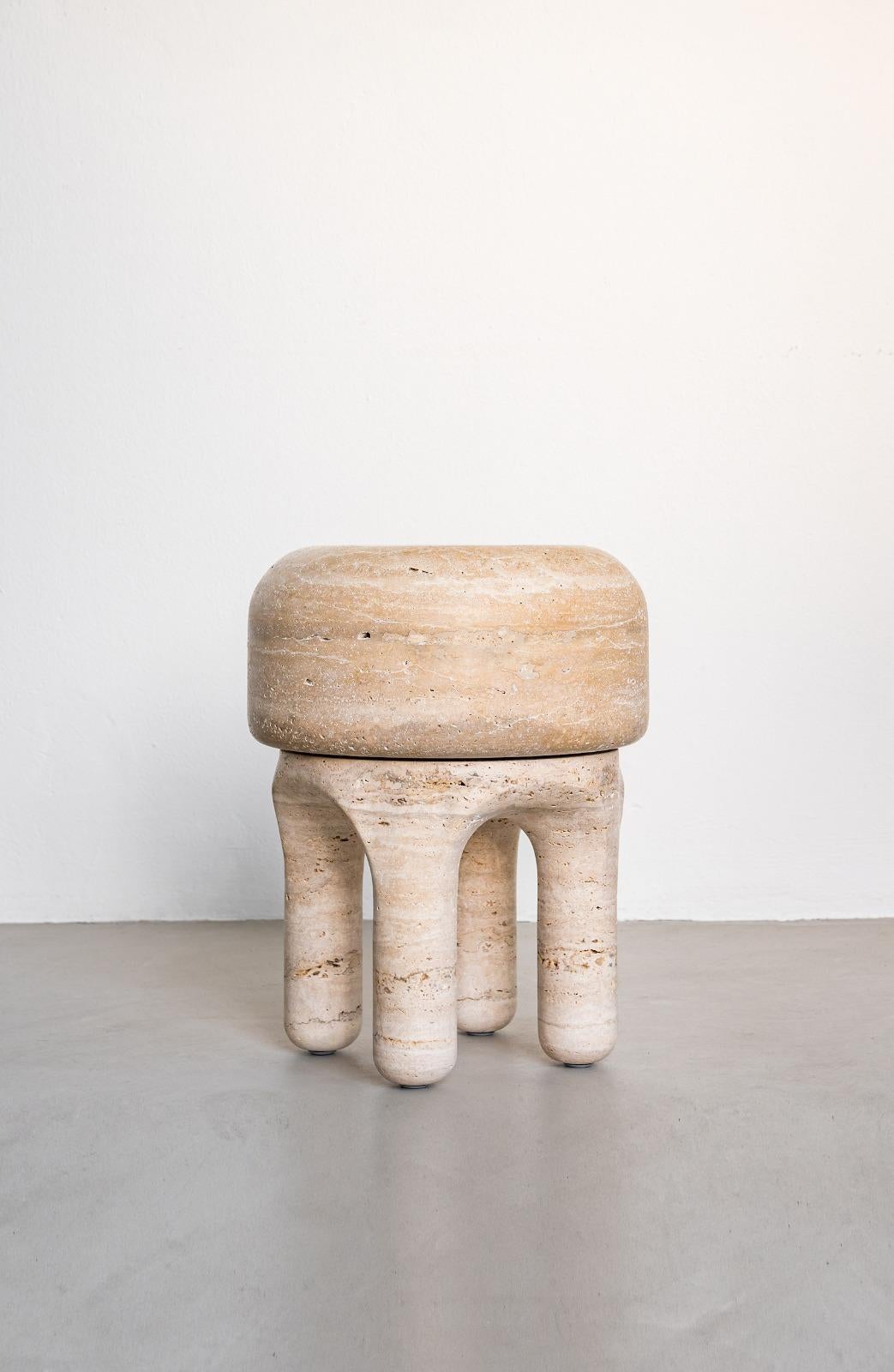 Taburete Moderno Orgánico Escultura de Mesa en Travertino - Estilo Wabi Urbano Siglo XXI y contemporáneo en venta