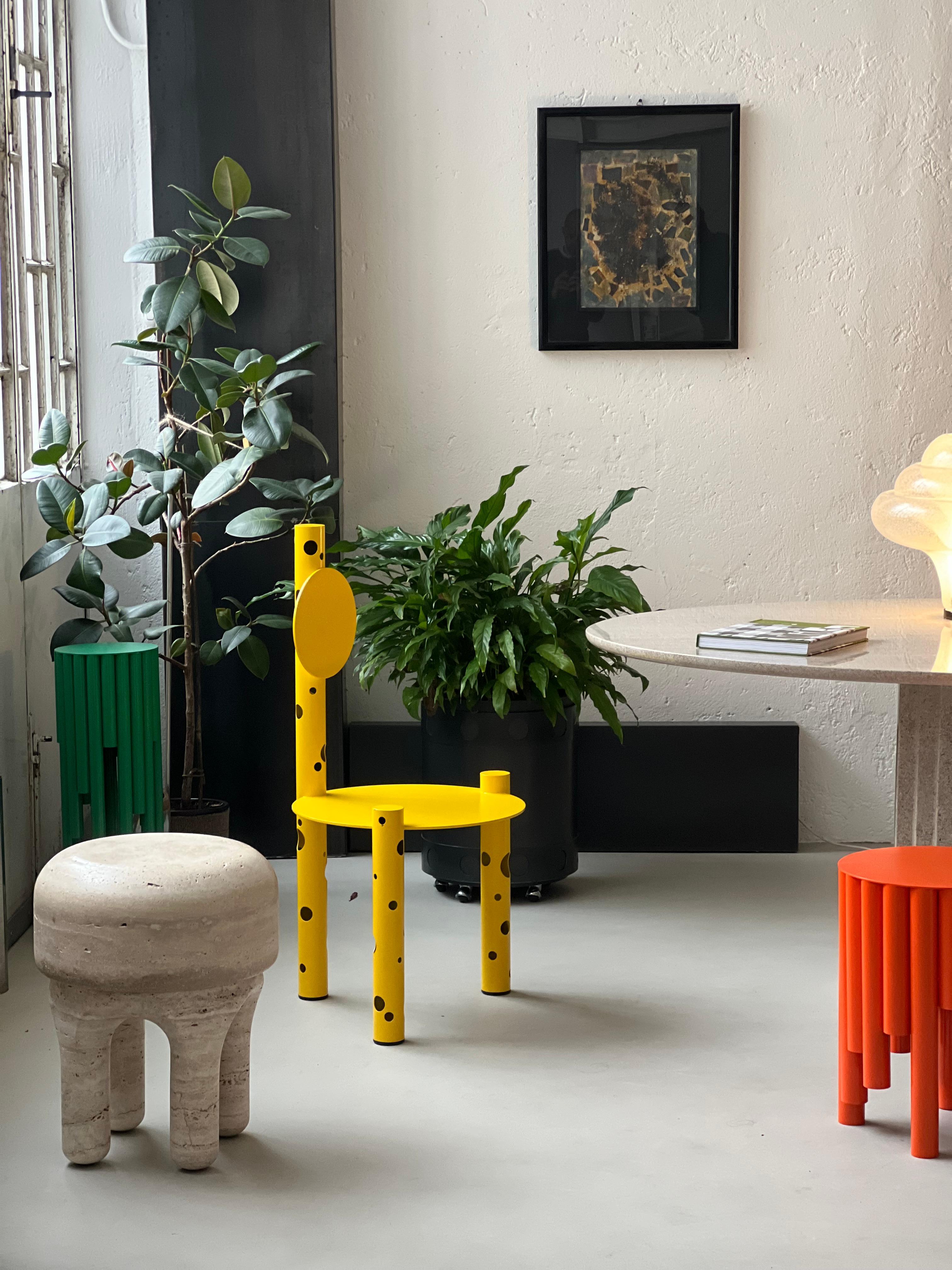 Taburete Moderno Orgánico Escultura de Mesa en Travertino - Estilo Wabi Urbano Mármol en venta