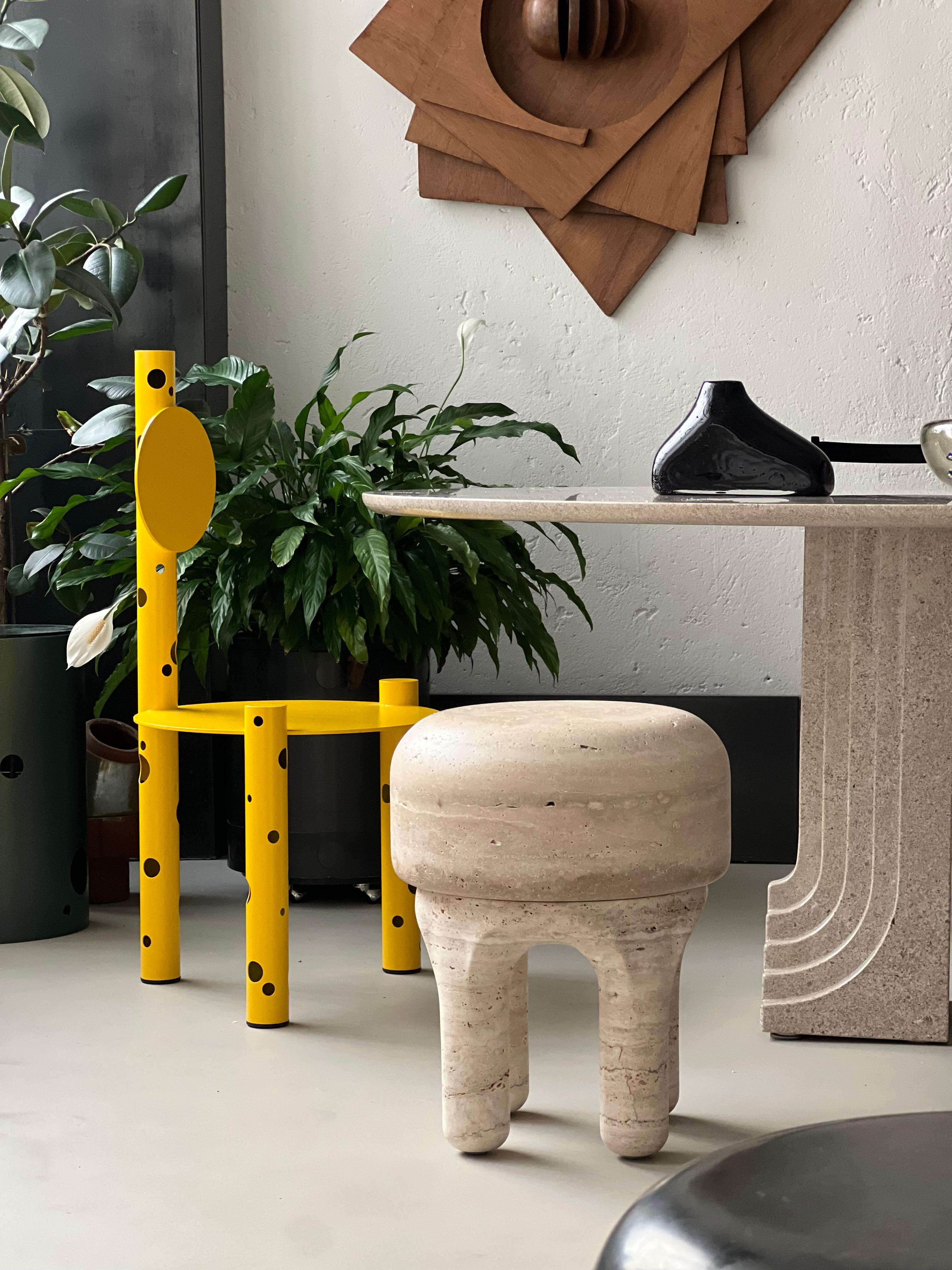 Taburete Moderno Orgánico Escultura de Mesa en Travertino - Estilo Wabi Urbano en venta 5