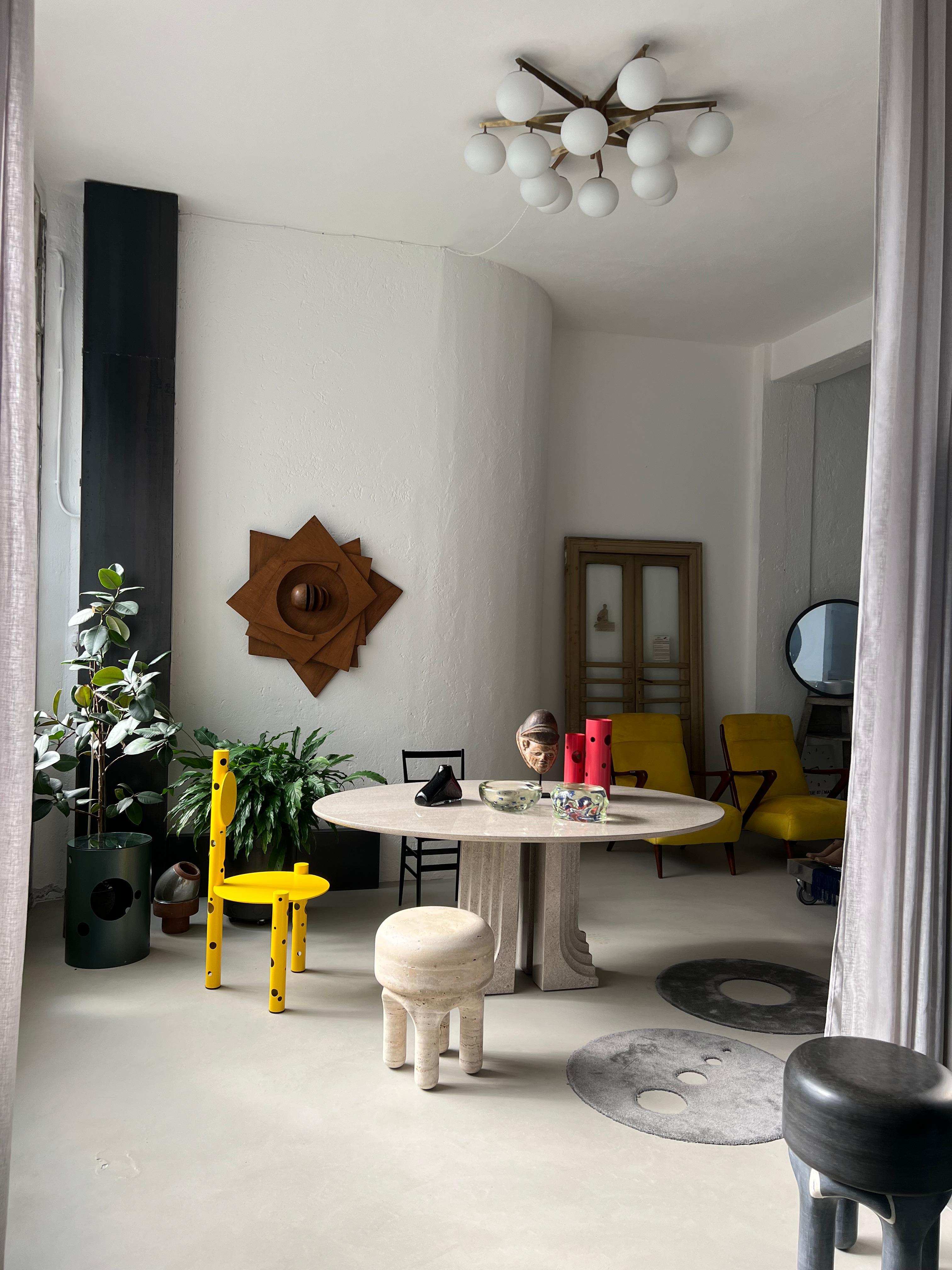 Taburete Moderno Orgánico Escultura de Mesa en Travertino - Estilo Wabi Urbano en venta 6