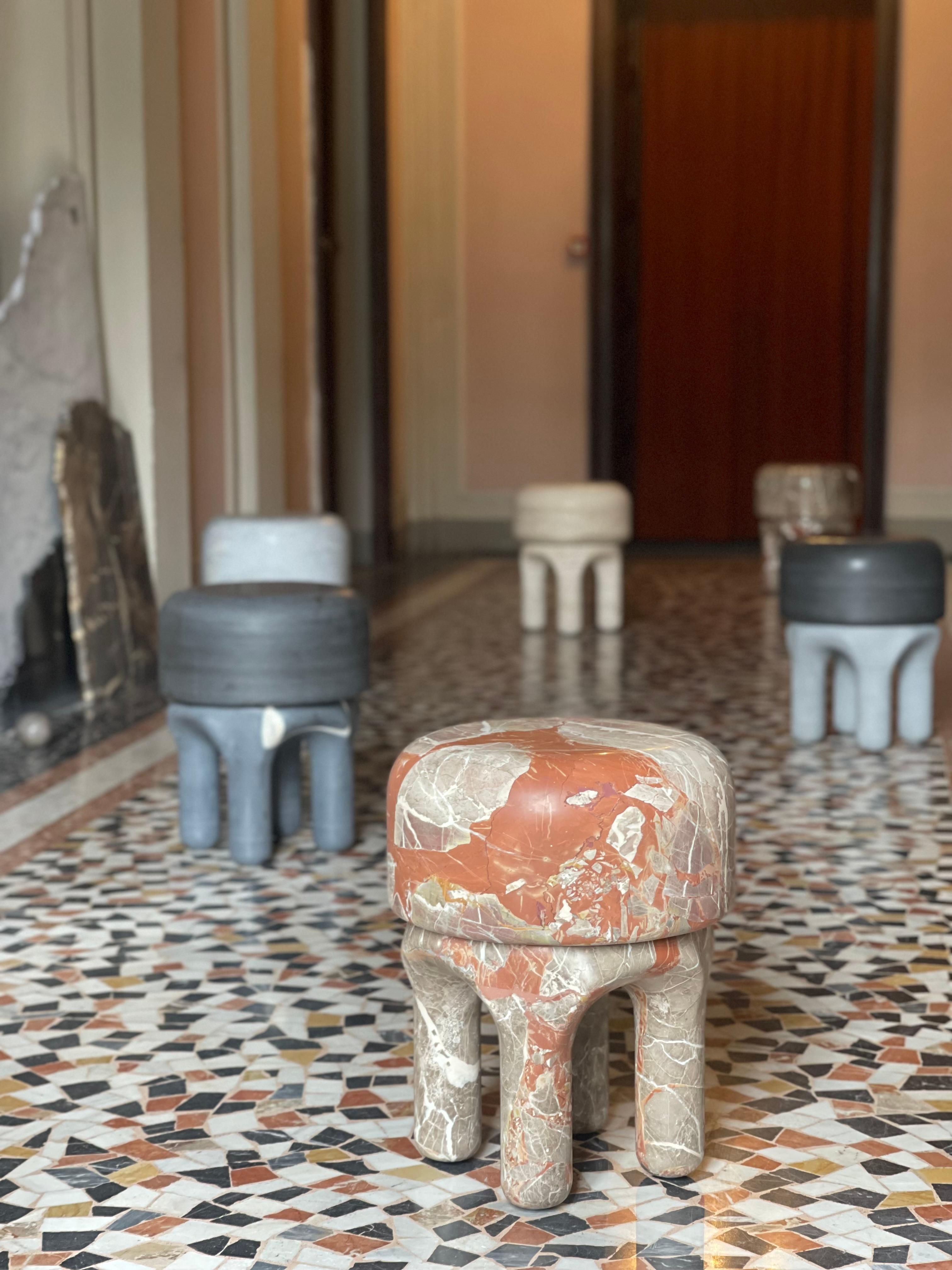 Taburete Moderno Orgánico Escultura de Mesa en Travertino - Estilo Wabi Urbano en venta 9