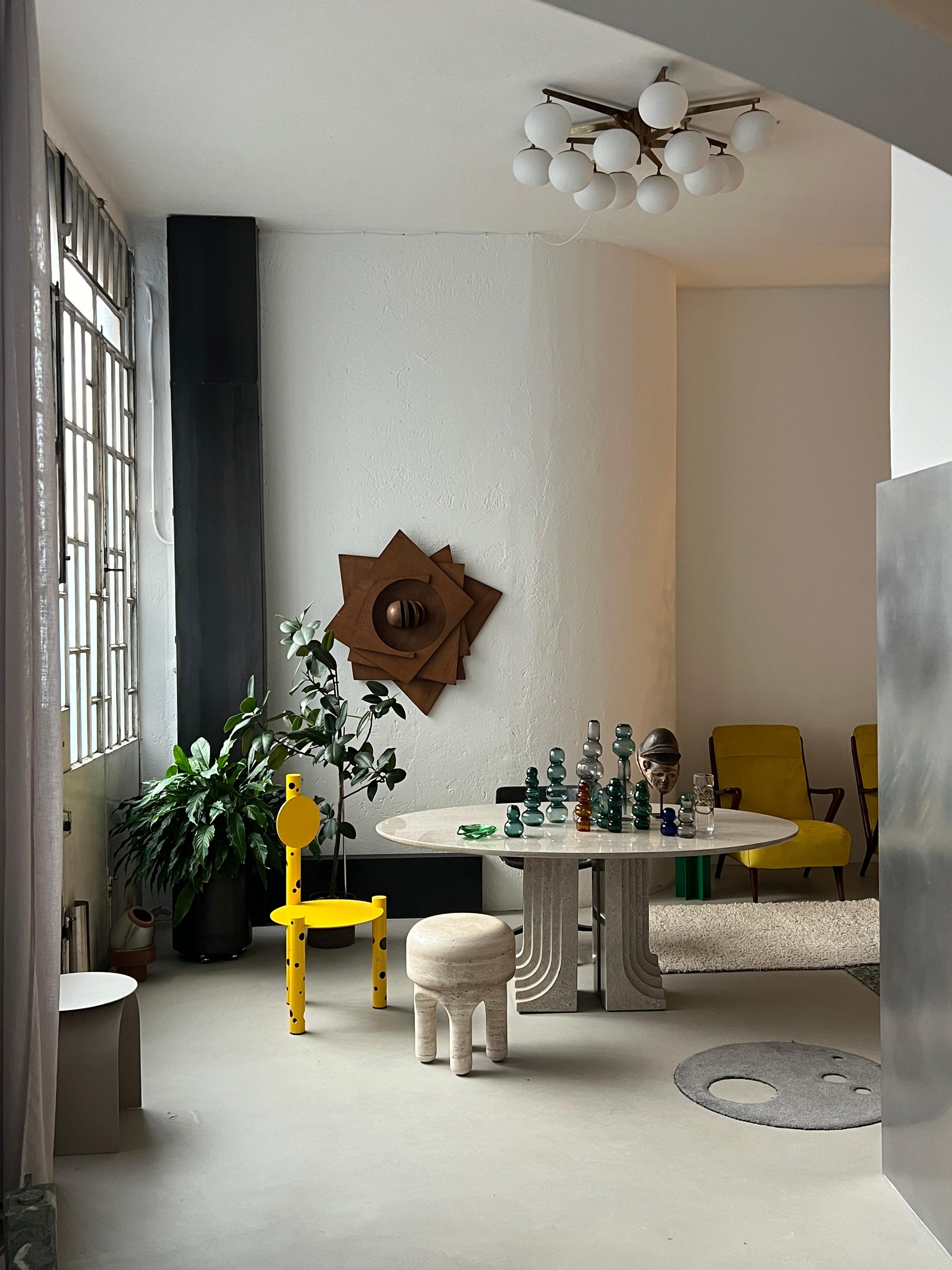 Taburete Moderno Orgánico Escultura de Mesa en Travertino - Estilo Wabi Urbano en venta 8