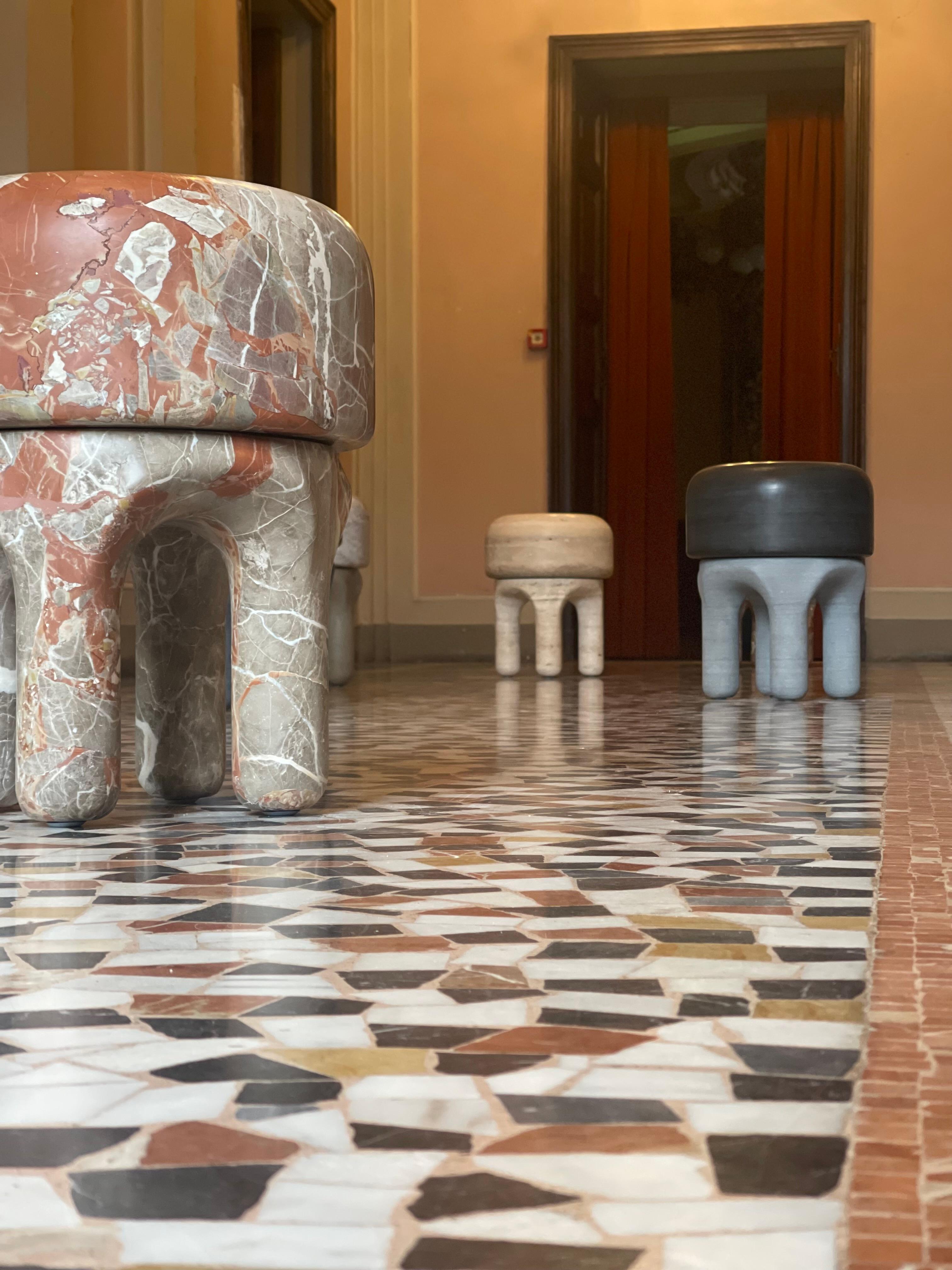 Taburete Moderno Orgánico Escultura de Mesa en Travertino - Estilo Wabi Urbano en venta 10