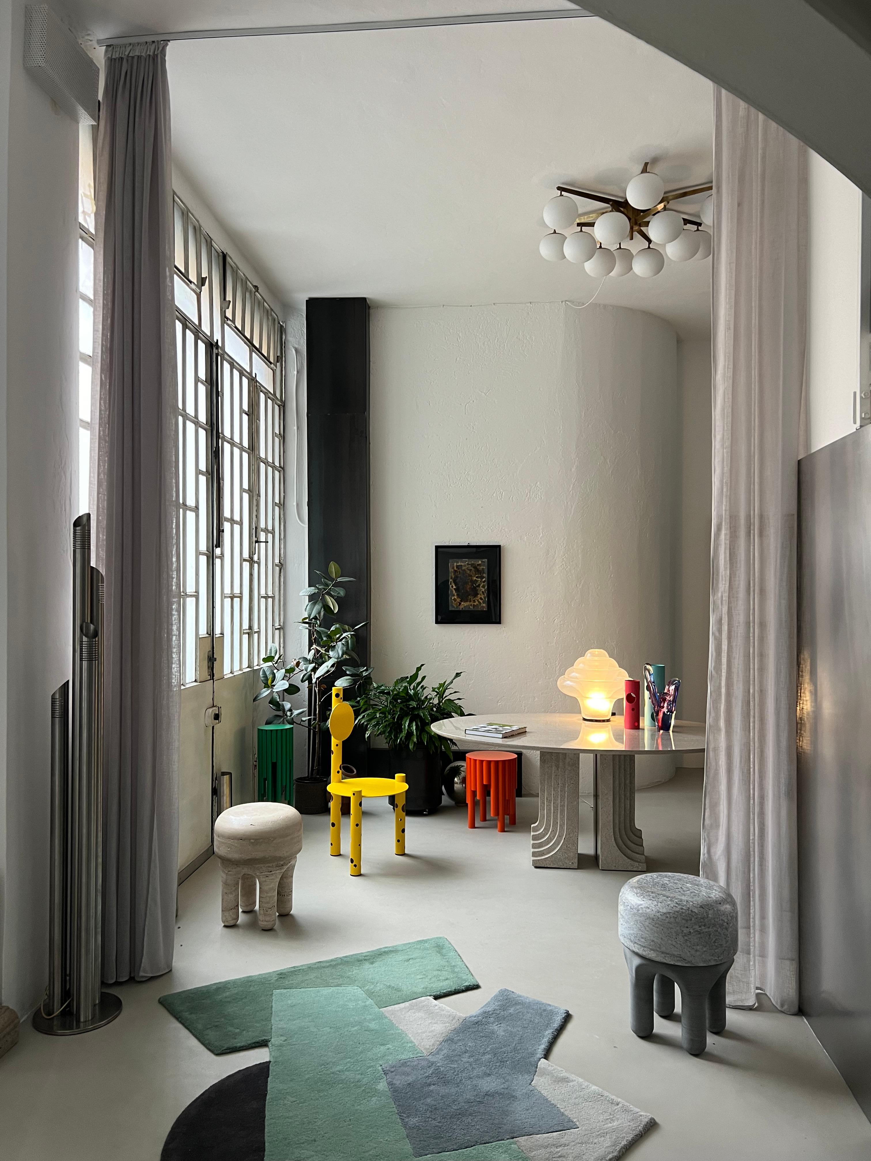 Taburete Moderno Orgánico Escultura de Mesa en Travertino - Estilo Wabi Urbano en venta 2