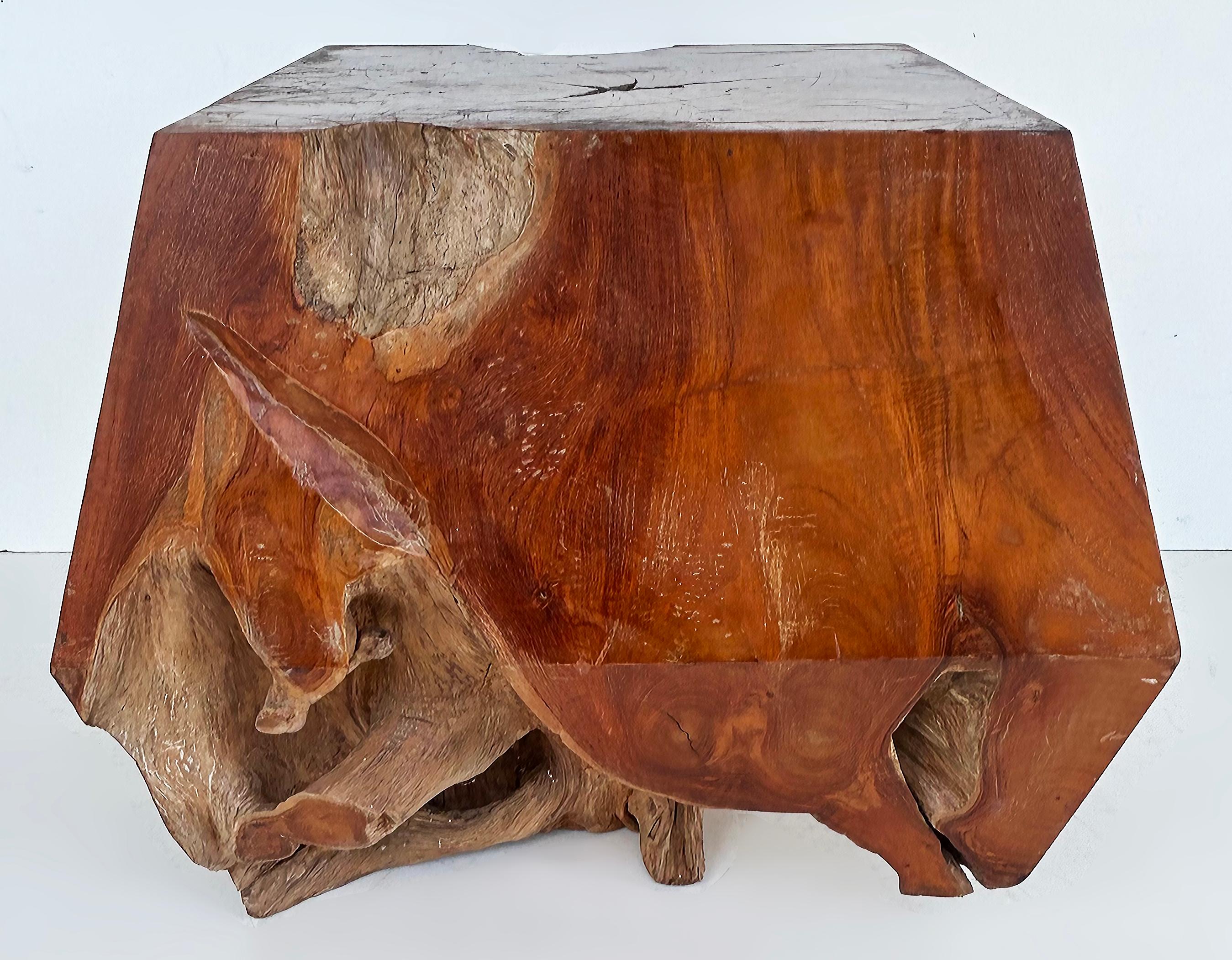 Sculpté à la main Table à boissons d'appoint en teck Organic Modernity Studio, usée par les intempéries en vente