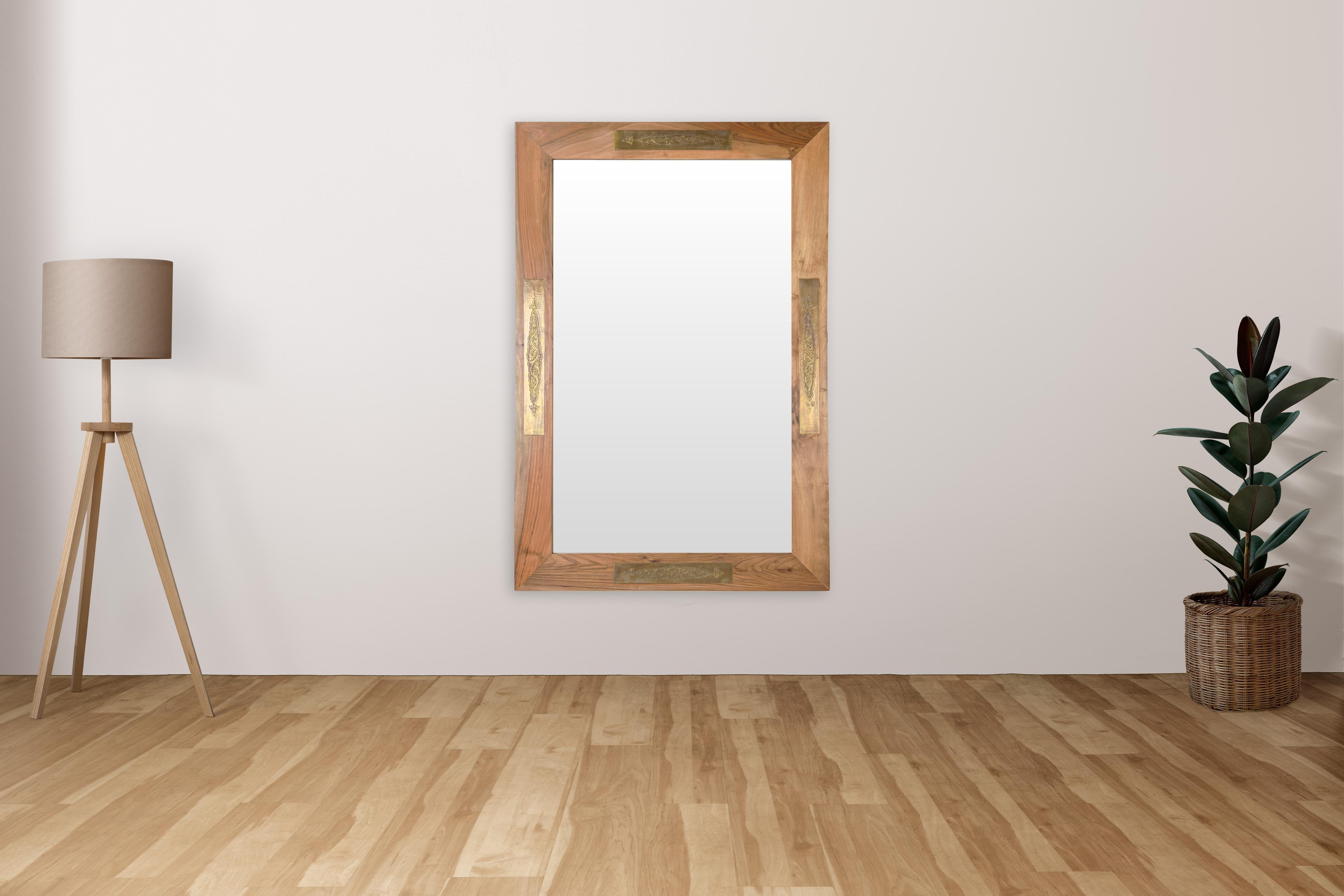 Ce miroir Organic Modern fabriqué à la main capture l'essence d'une élégance discrète, mêlant des matériaux naturels à de subtiles touches ornementales. Fabriqué à partir de noyer riche, le cadre exsude la chaleur et la simplicité organique,
