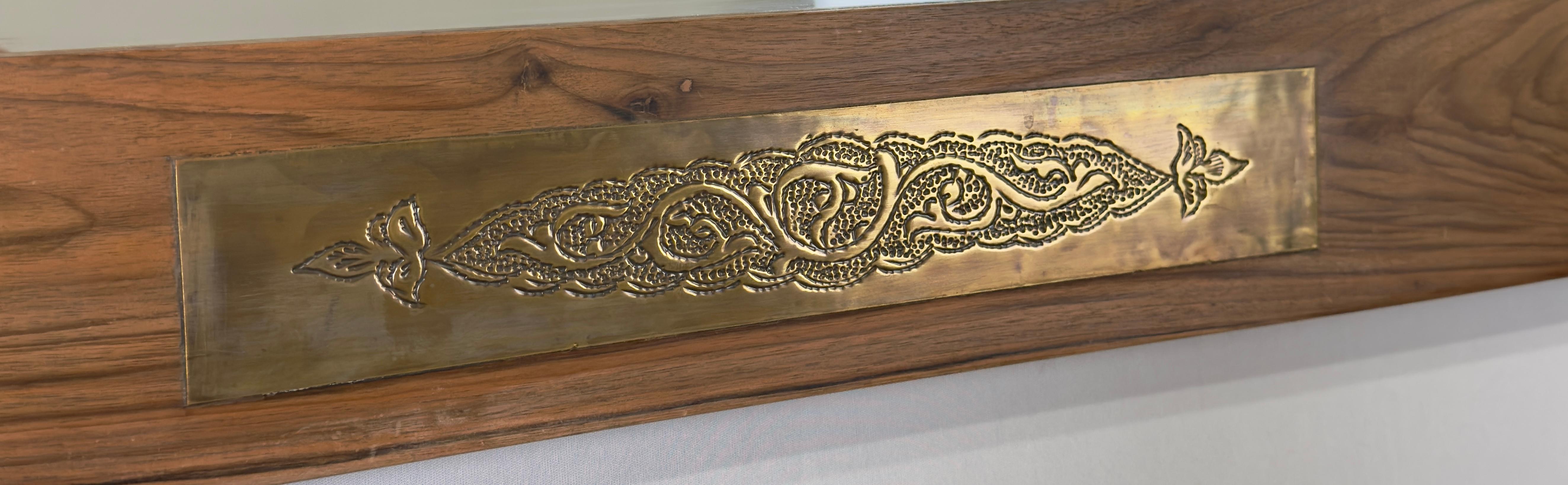Miroir mural ou console de style Organic Modernity en noyer et laiton au design filigrané en vente 1