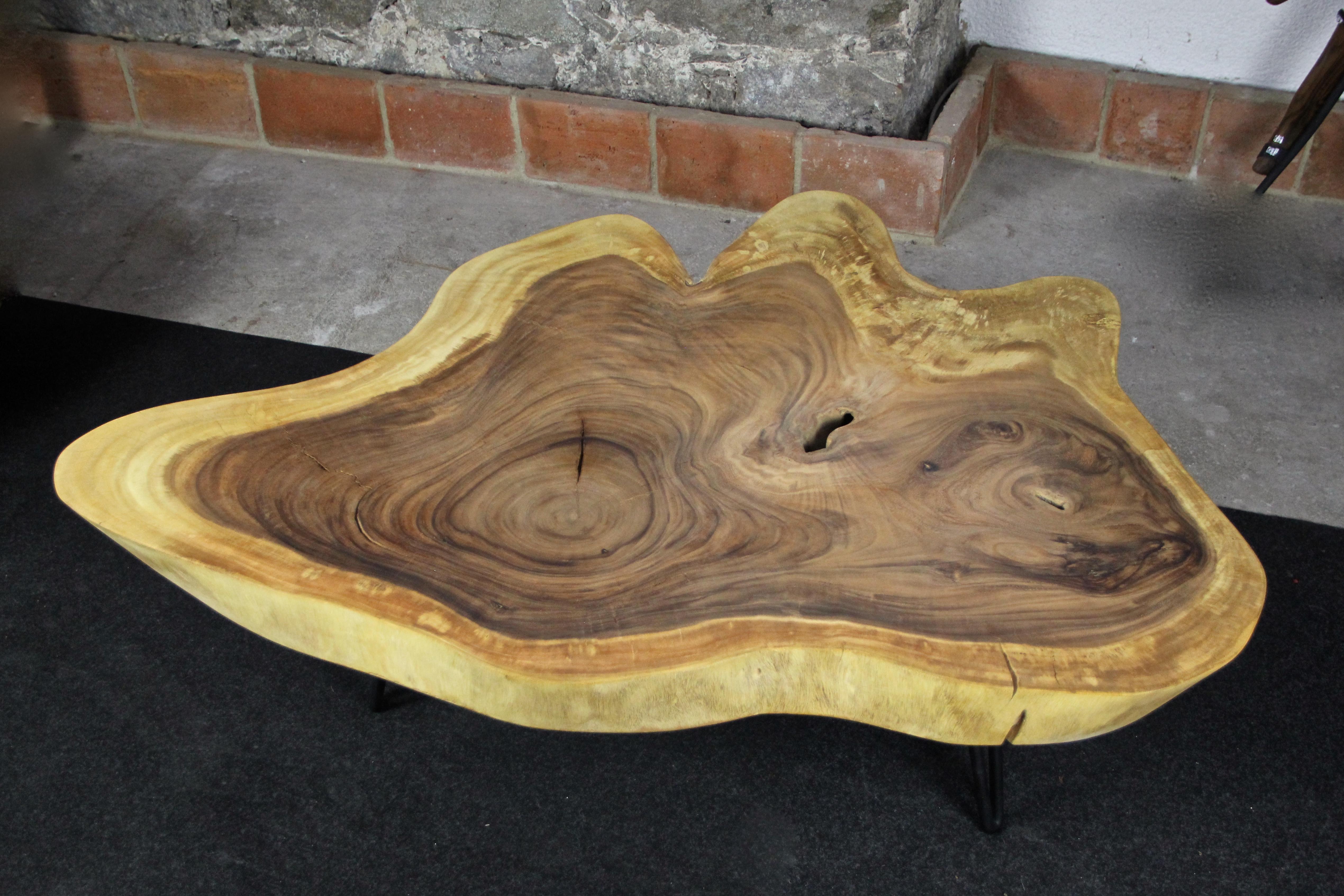 Organic Modern Suar Tree Coffee Table on Black Metal Feet In New Condition For Sale In Lichtenberg, AT