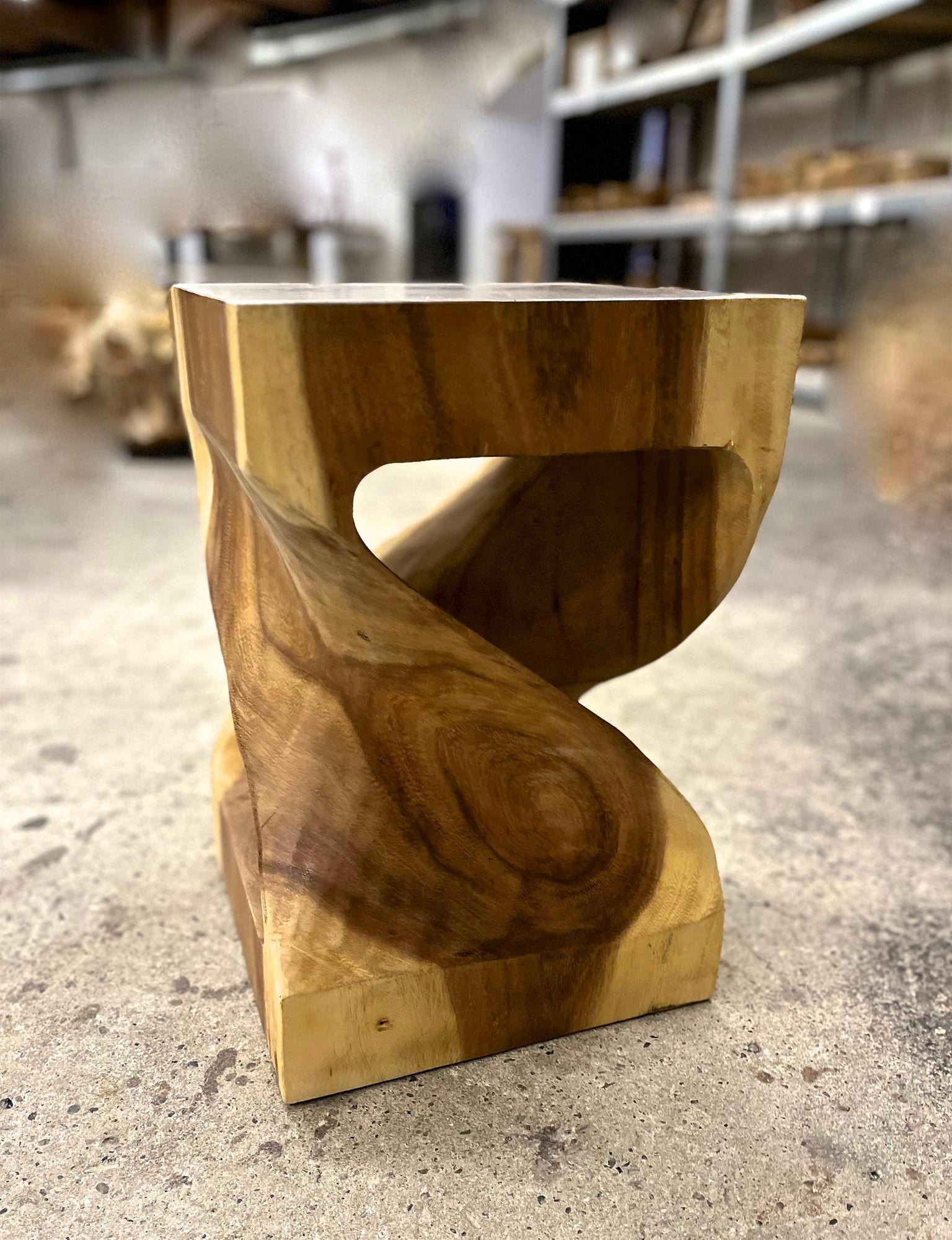 Indonésien Table d'appoint/tabouret en bois de suar organique moderne, sculpté à la main, IDN 2023 en vente