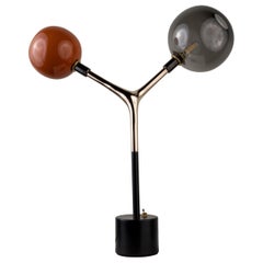 Lámpara de sobremesa moderna y orgánica Bronce a la cera perdida Bermellón y globos de vidrio soplado ahumado