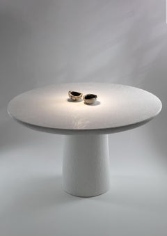 Tavolo da pranzo bianco Poise Sculpted, scultura in pietra fusa di Atelier A.