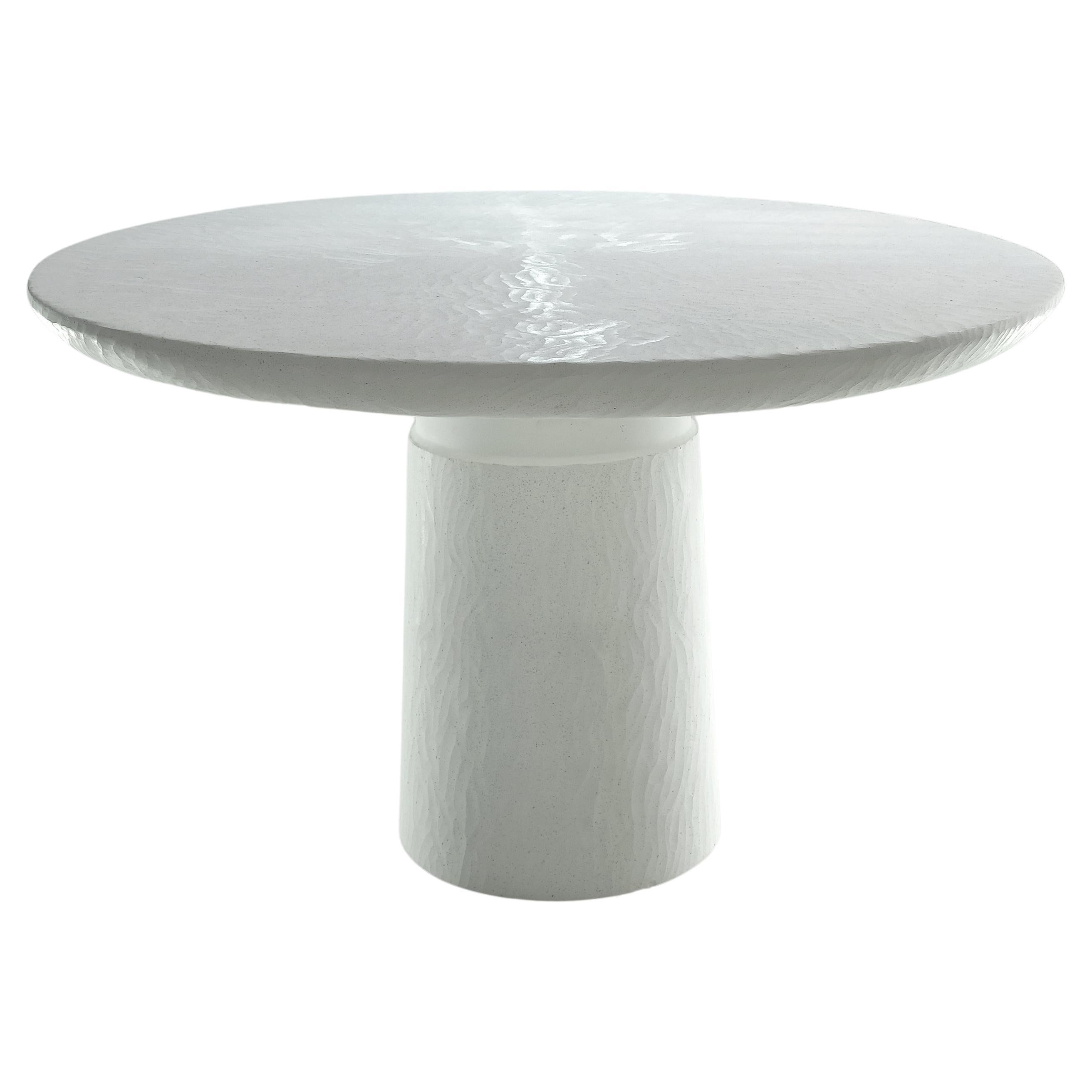 Table organique sculptée en pierre moulée blanche d'Alentes Atelier