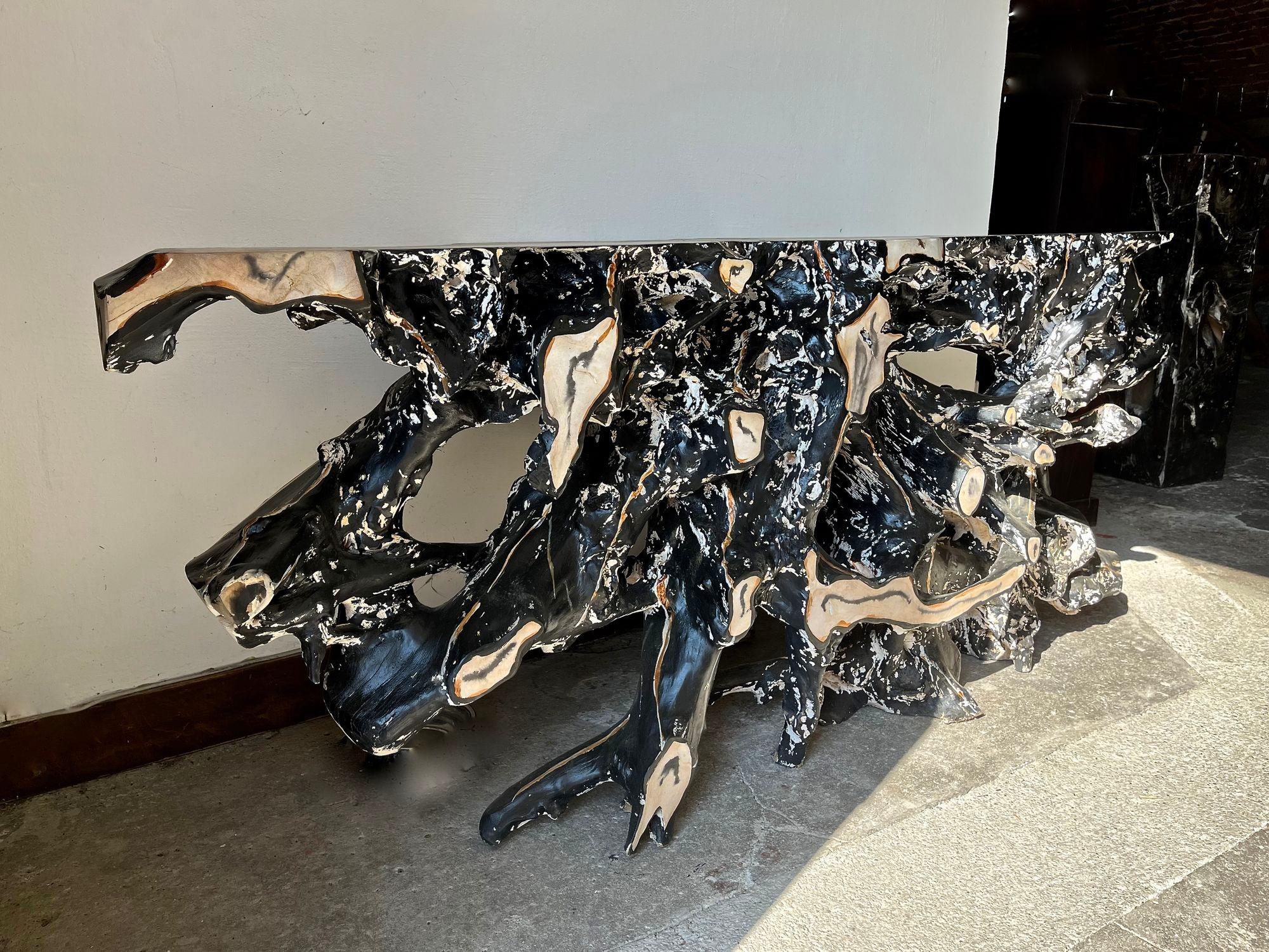 Indonésien Table d'appoint/table console en racine de teck organique moderne, peinte à la main par l'artiste, 2023 en vente