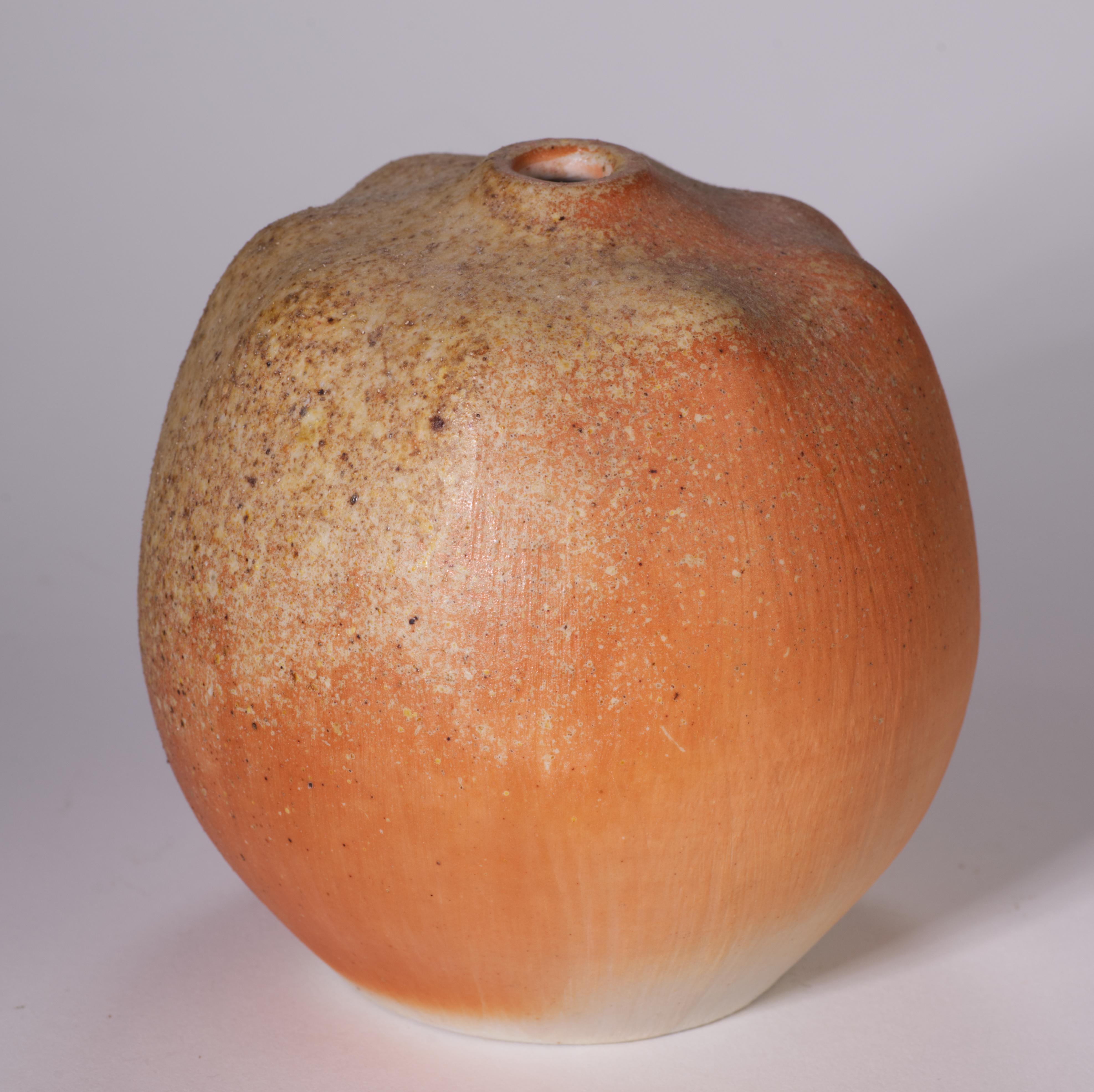 Organico moderno Vaso a bocciolo organico moderno con smalto testurizzato, Studio A Pottery in vendita