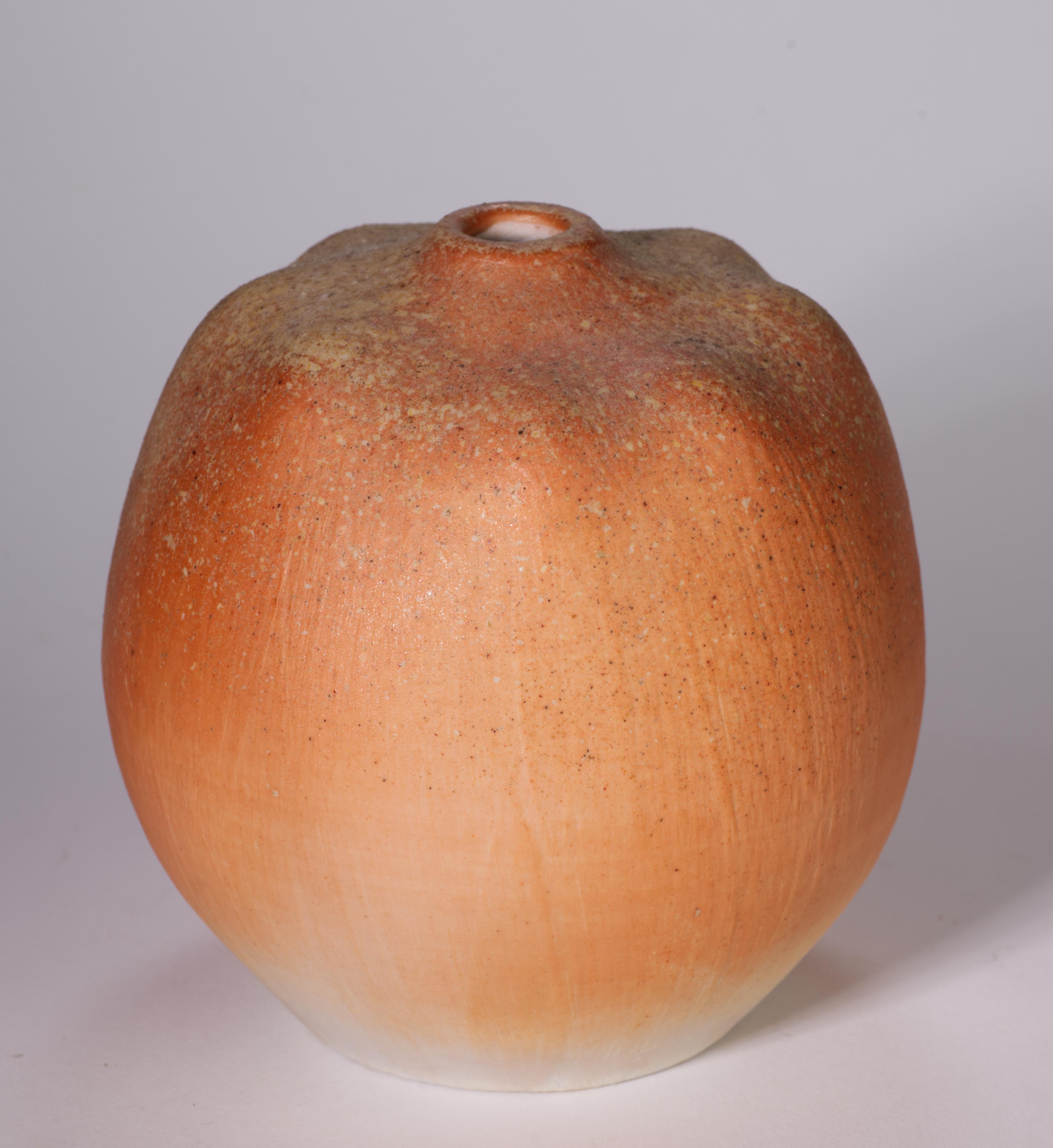 Americano Vaso a bocciolo organico moderno con smalto testurizzato, Studio A Pottery in vendita