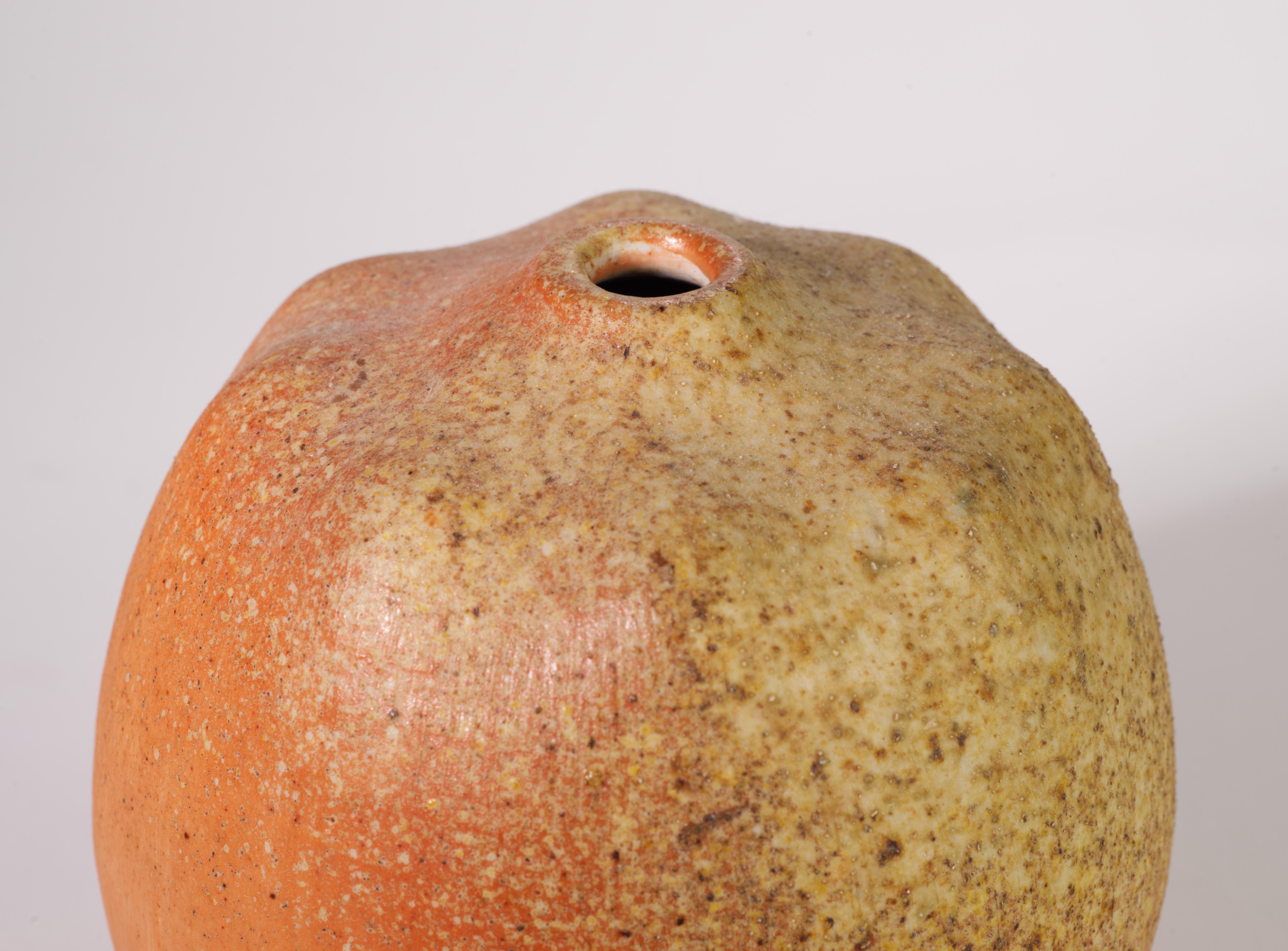 Fatto a mano Vaso a bocciolo organico moderno con smalto testurizzato, Studio A Pottery in vendita