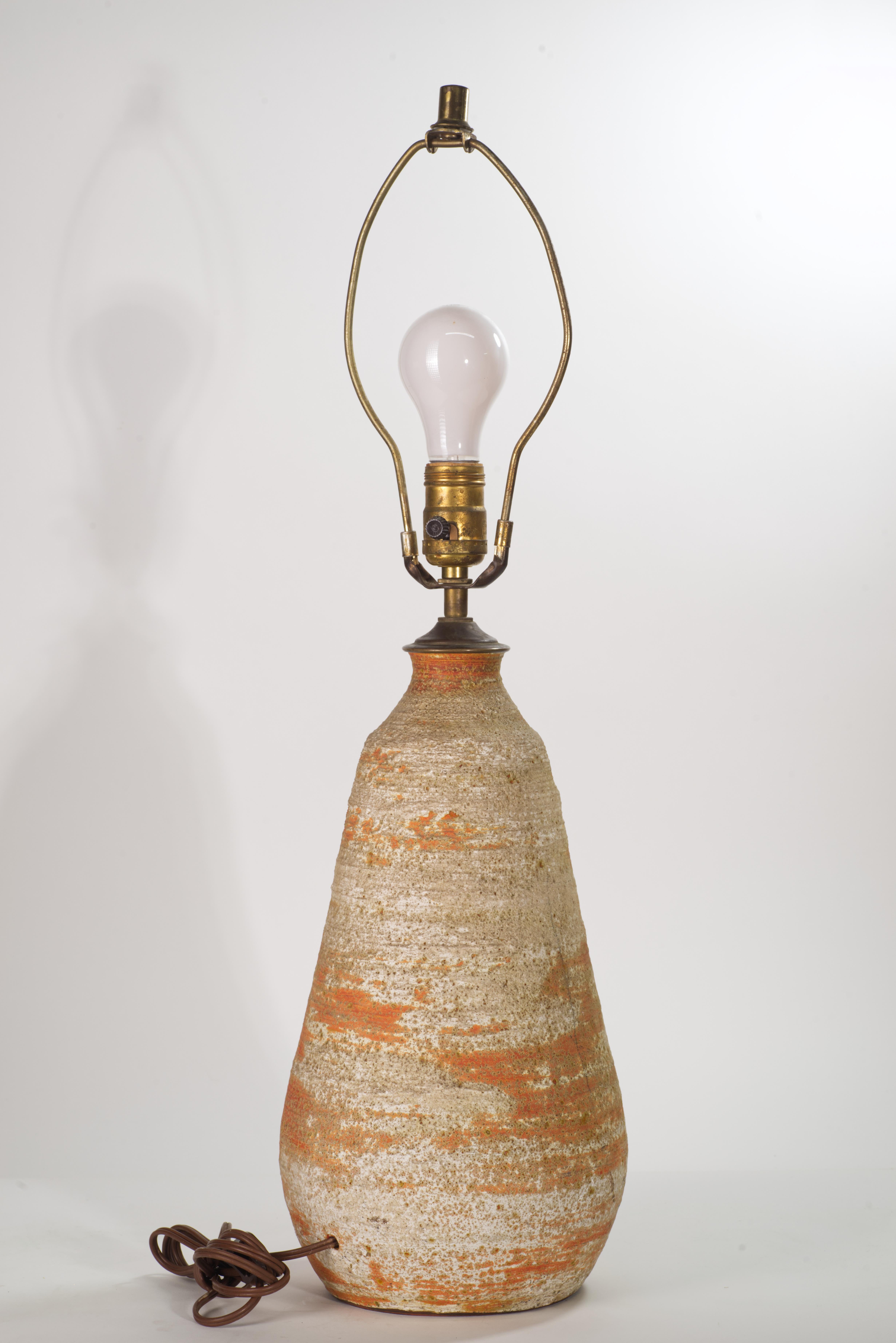  Amerikanische Studio-Keramik-Tischlampe aus der Mitte des Jahrhunderts mit horizontal strukturierter, komplexer Glasur in Creme, Beige und verbranntem Orange auf einem sich verjüngenden, eiförmigen Körper, der von Hand in Spulentechnik geformt