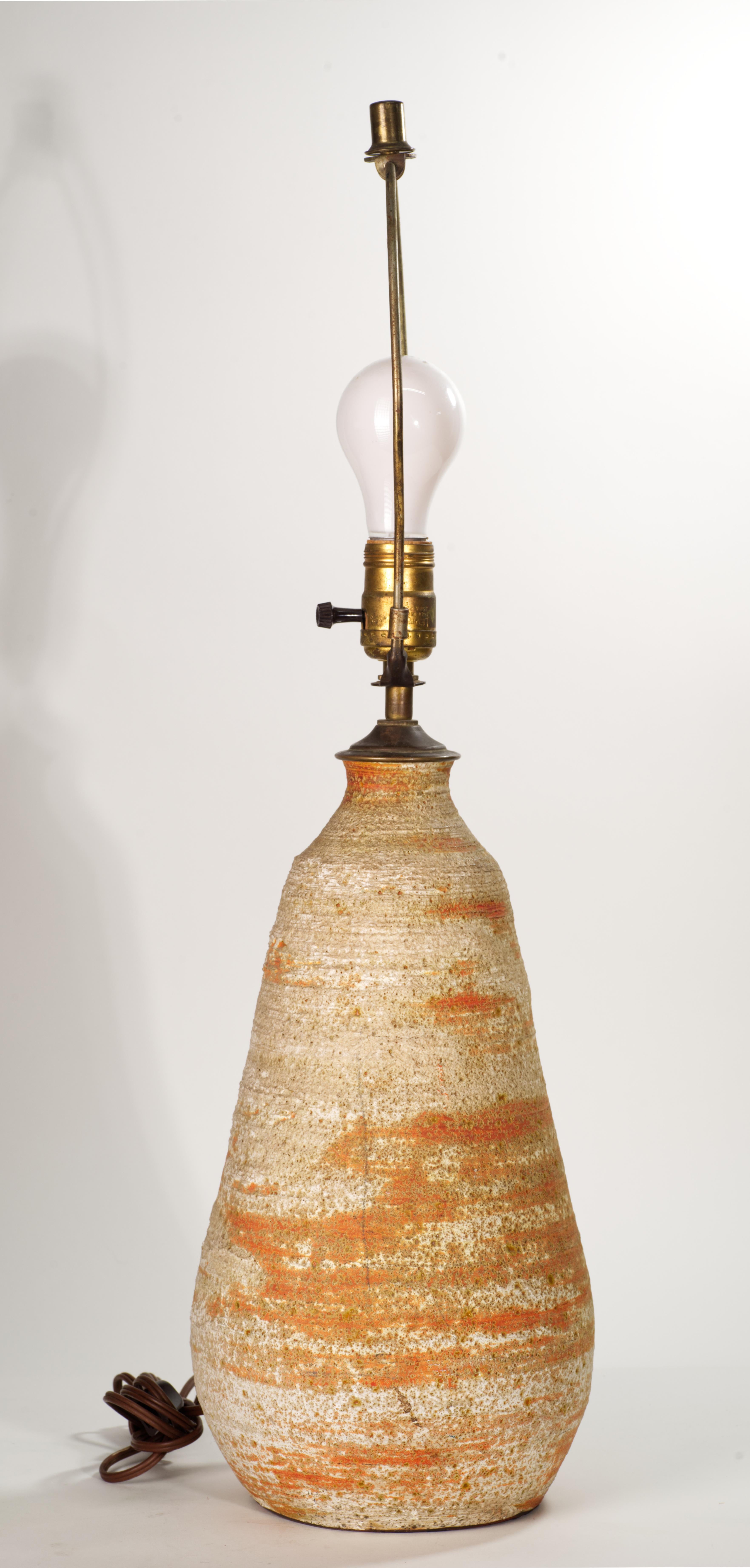 Moderne organische Tischlampe aus strukturierter Glasur, American Studio Art Pottery (Moderne der Mitte des Jahrhunderts) im Angebot