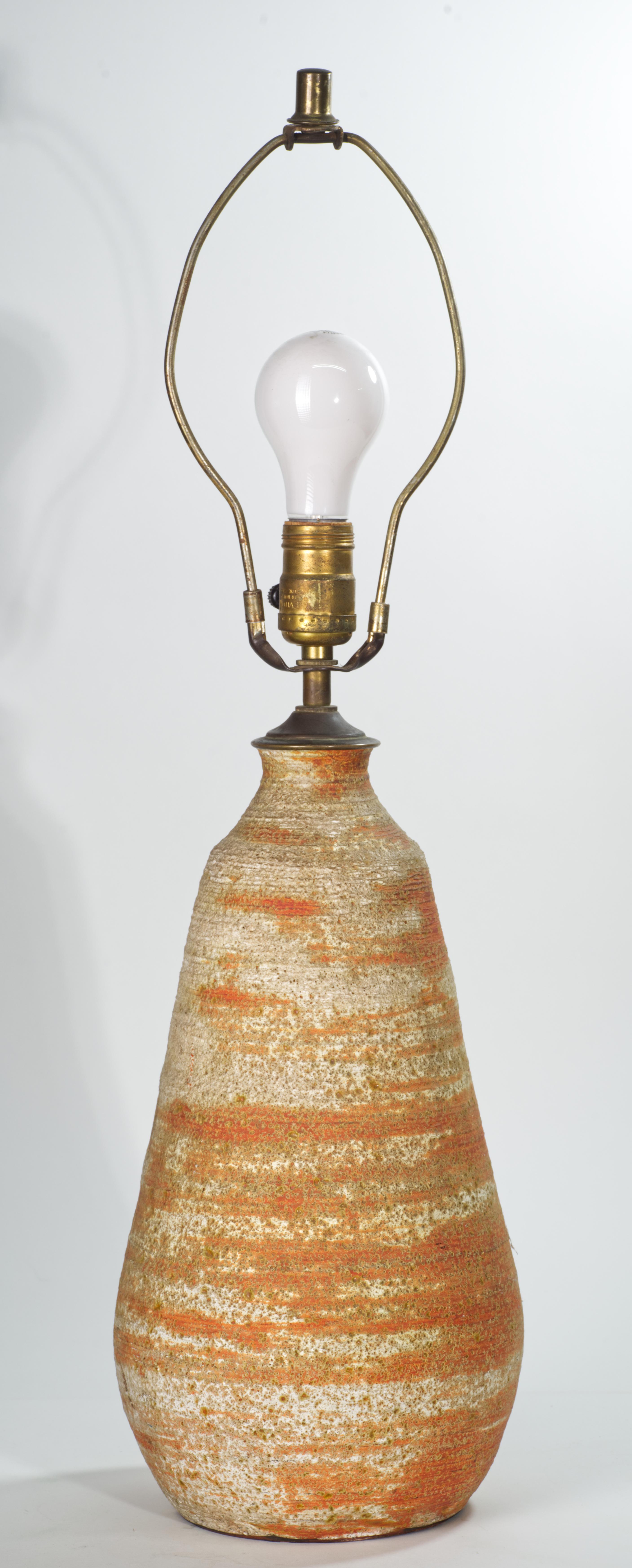 Moderne organische Tischlampe aus strukturierter Glasur, American Studio Art Pottery (amerikanisch) im Angebot
