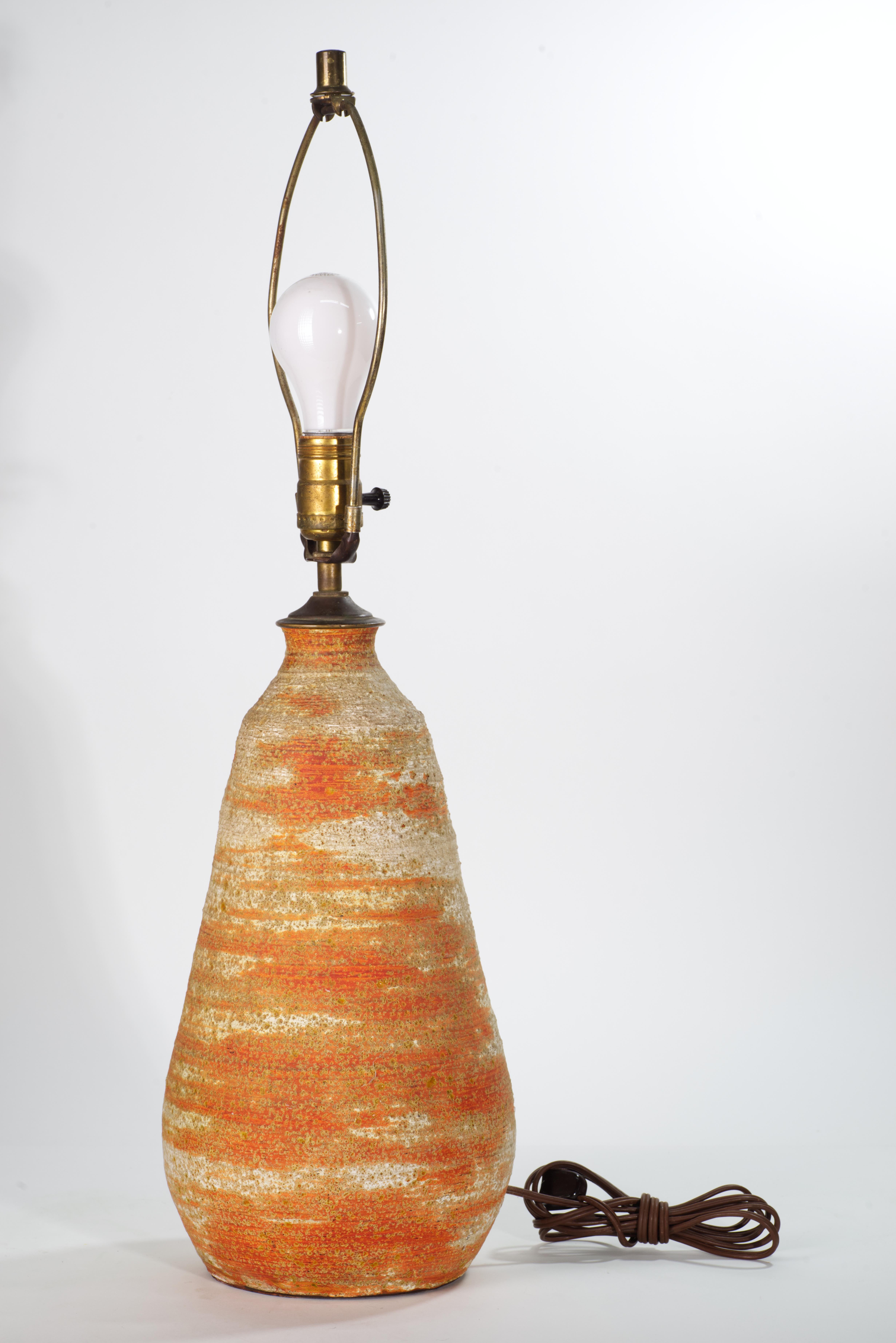 Moderne organische Tischlampe aus strukturierter Glasur, American Studio Art Pottery (Glasiert) im Angebot