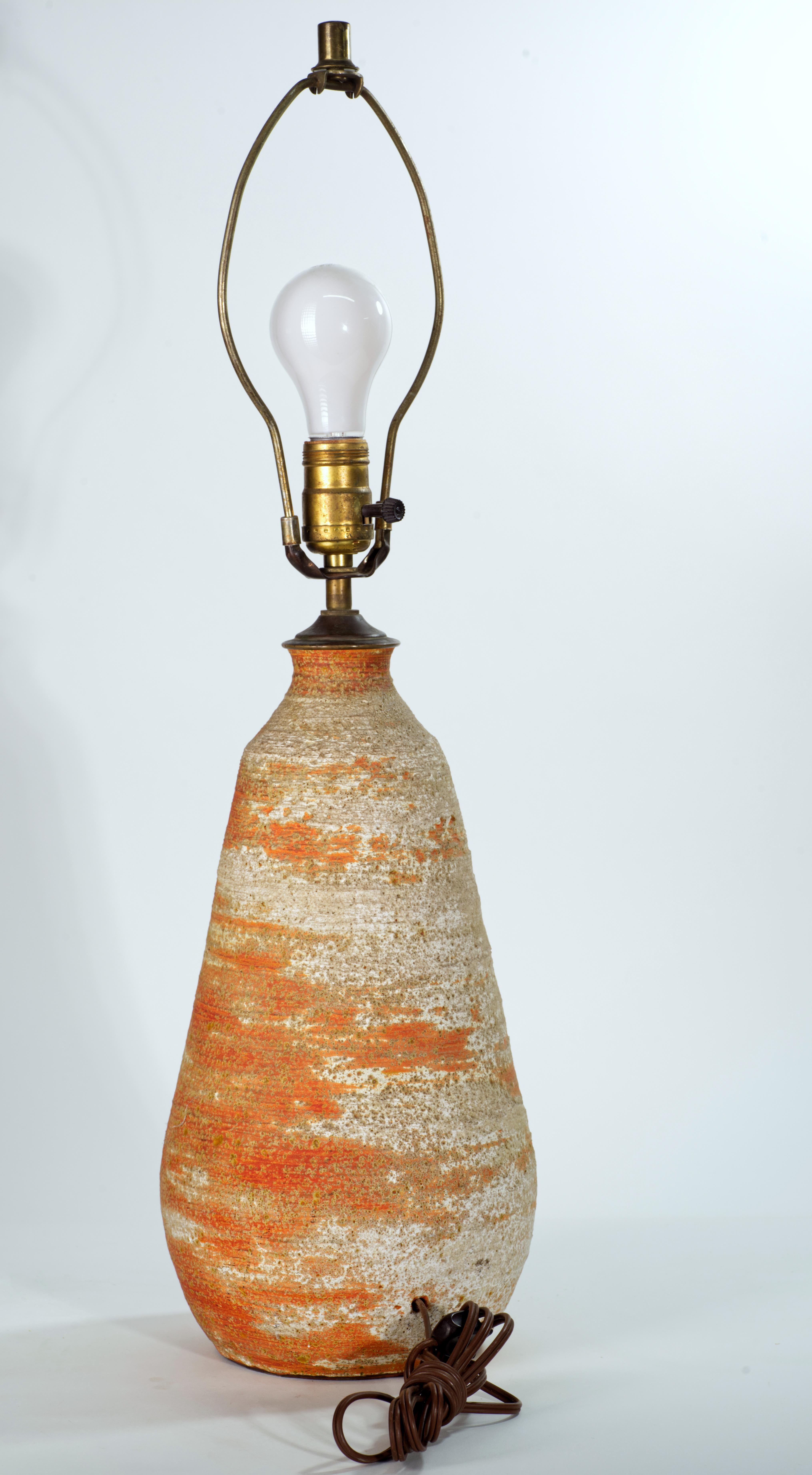 Moderne organische Tischlampe aus strukturierter Glasur, American Studio Art Pottery im Zustand „Gut“ im Angebot in Clifton Springs, NY