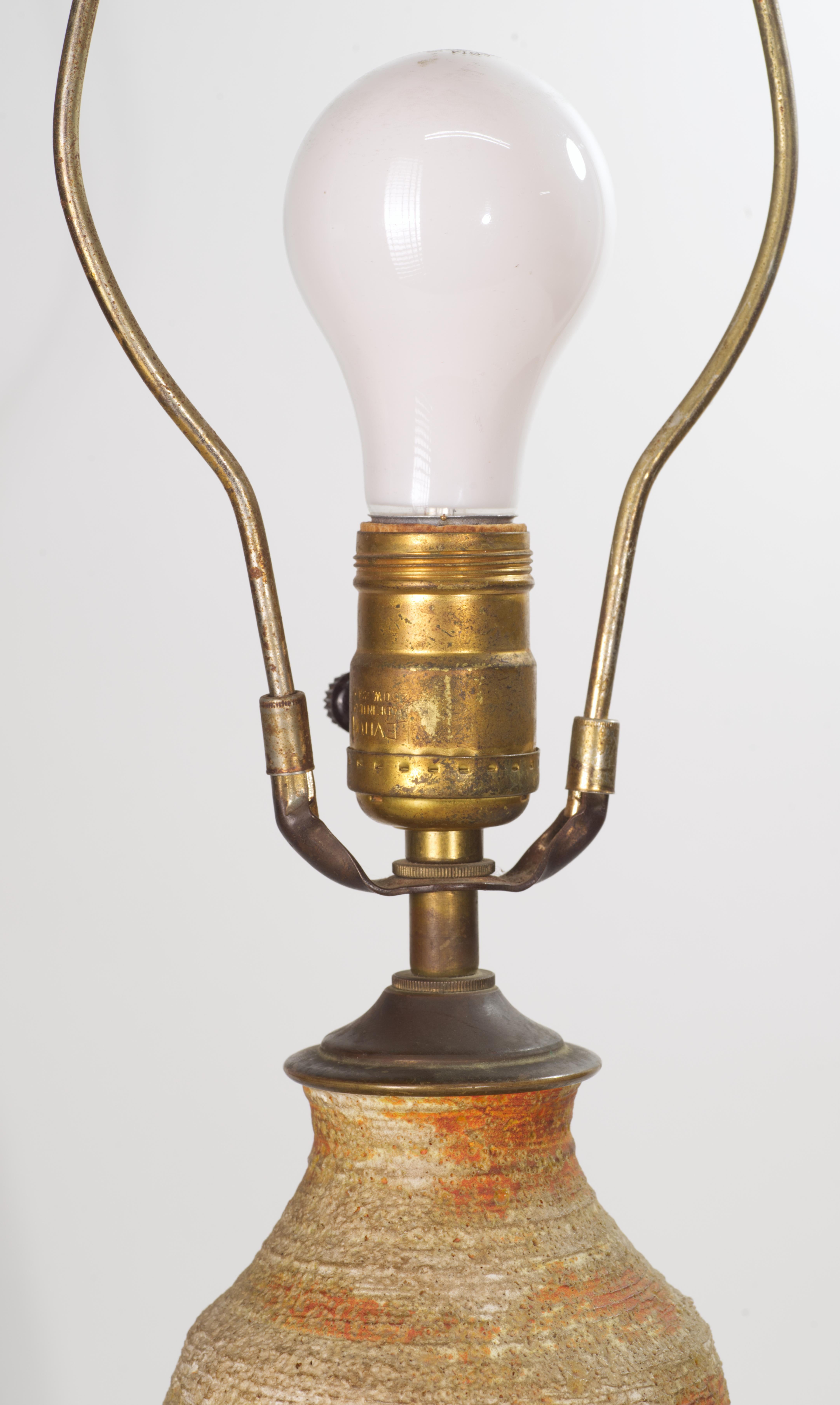Moderne organische Tischlampe aus strukturierter Glasur, American Studio Art Pottery (20. Jahrhundert) im Angebot