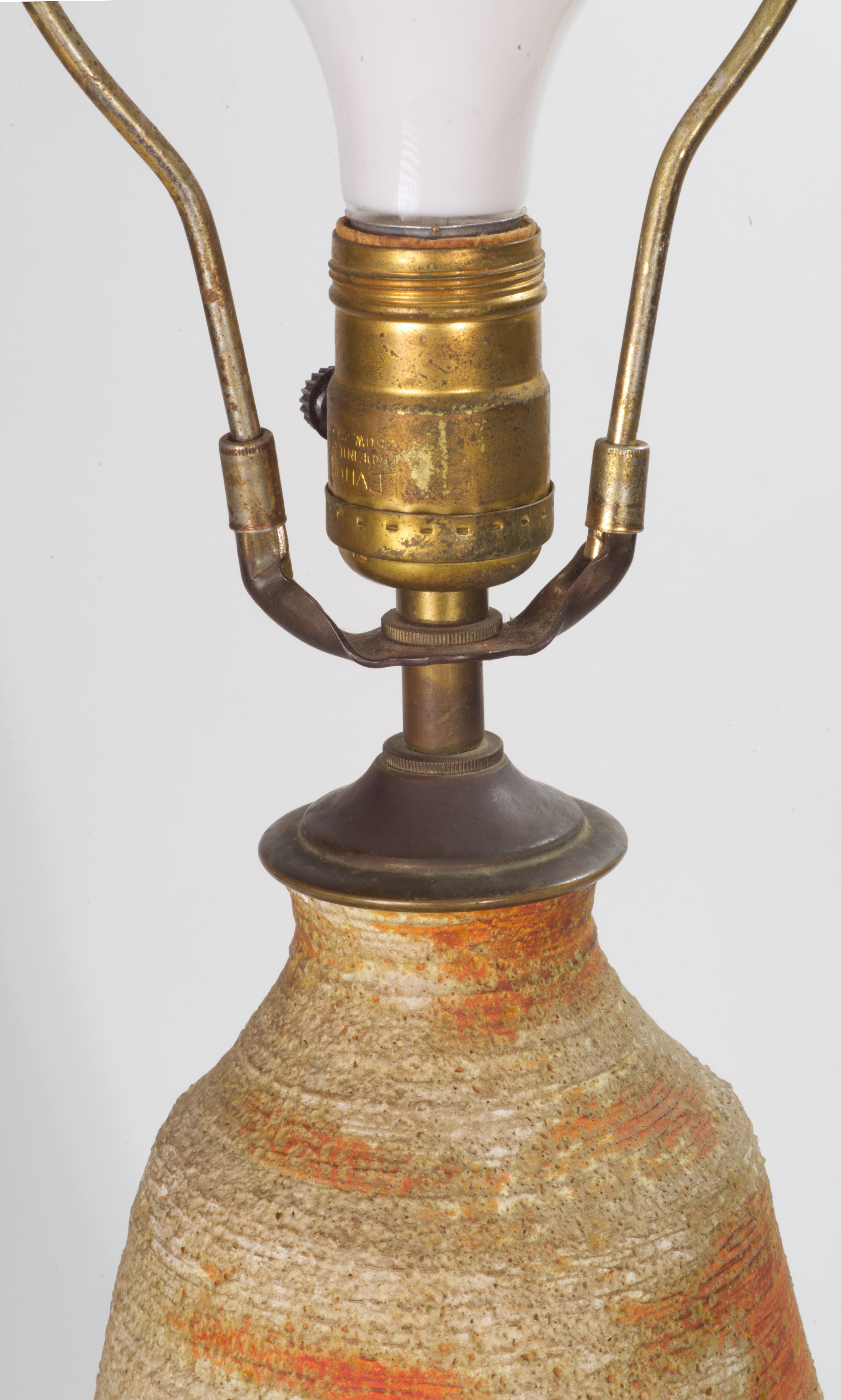 Moderne organische Tischlampe aus strukturierter Glasur, American Studio Art Pottery im Angebot 1