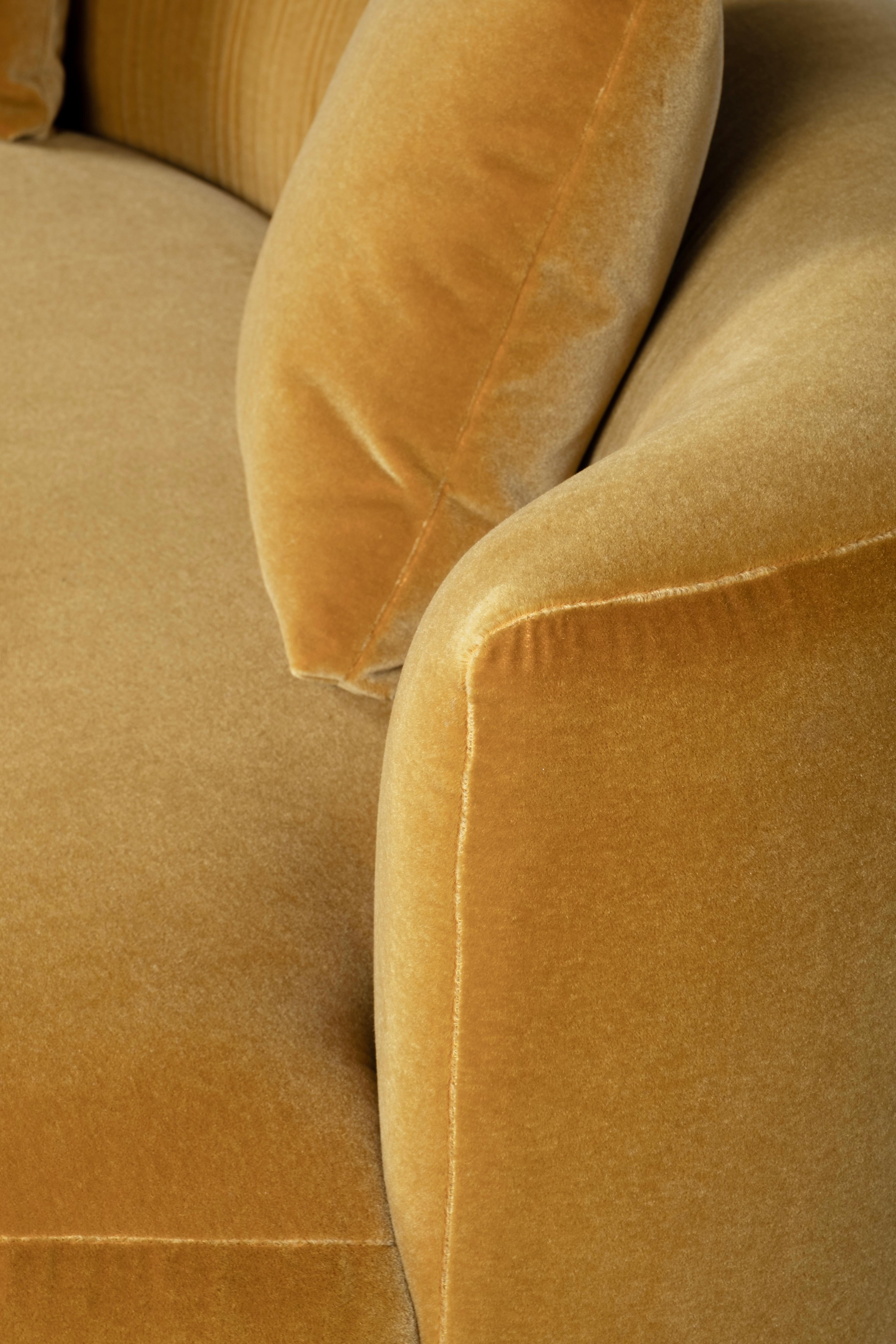 Divano organico moderno a due piazze, Dedar Mustard Mohair, fatto a mano Greenapple in vendita 2