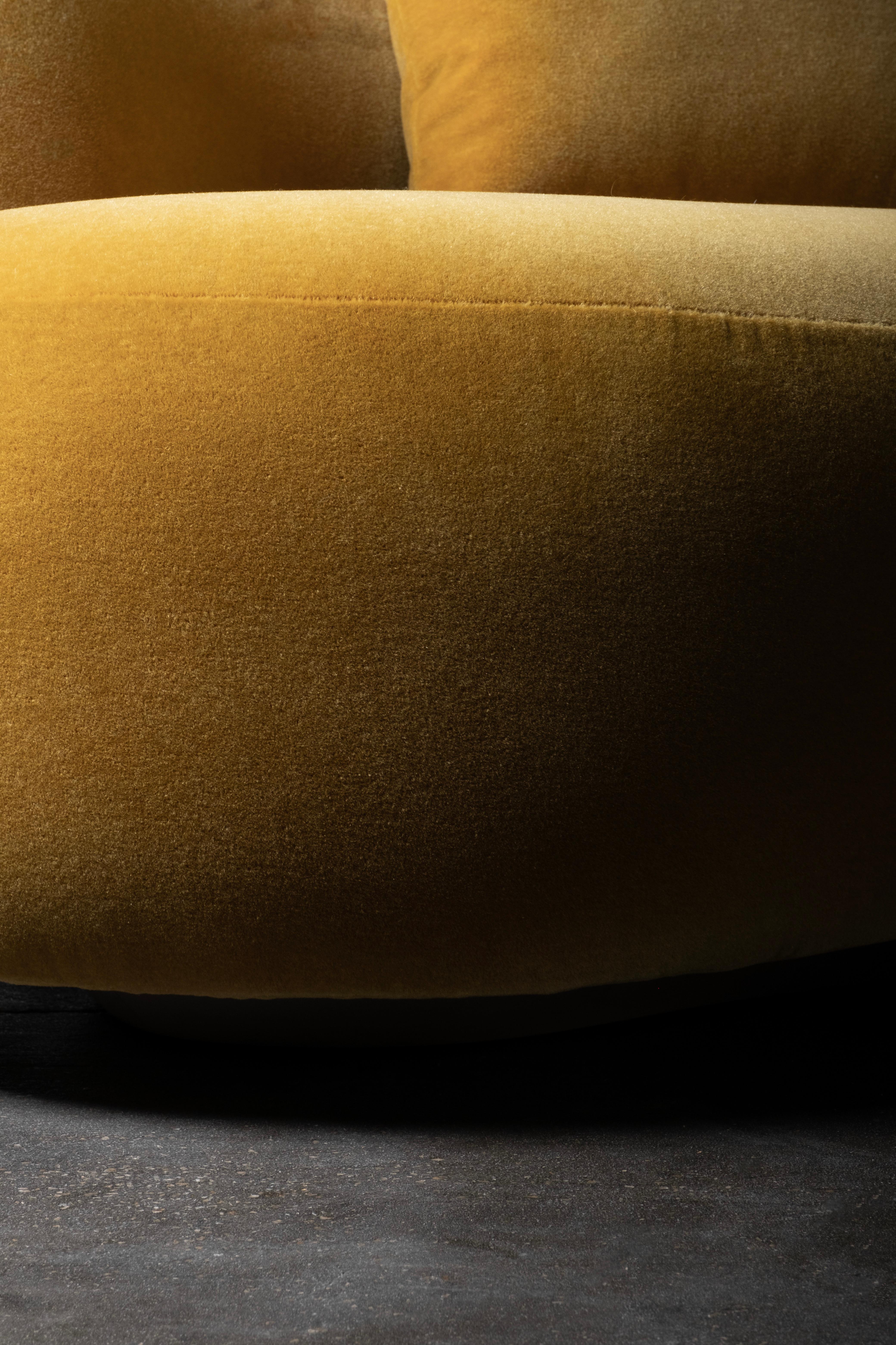 Divano organico moderno a due piazze, Dedar Mustard Mohair, fatto a mano Greenapple in vendita 3