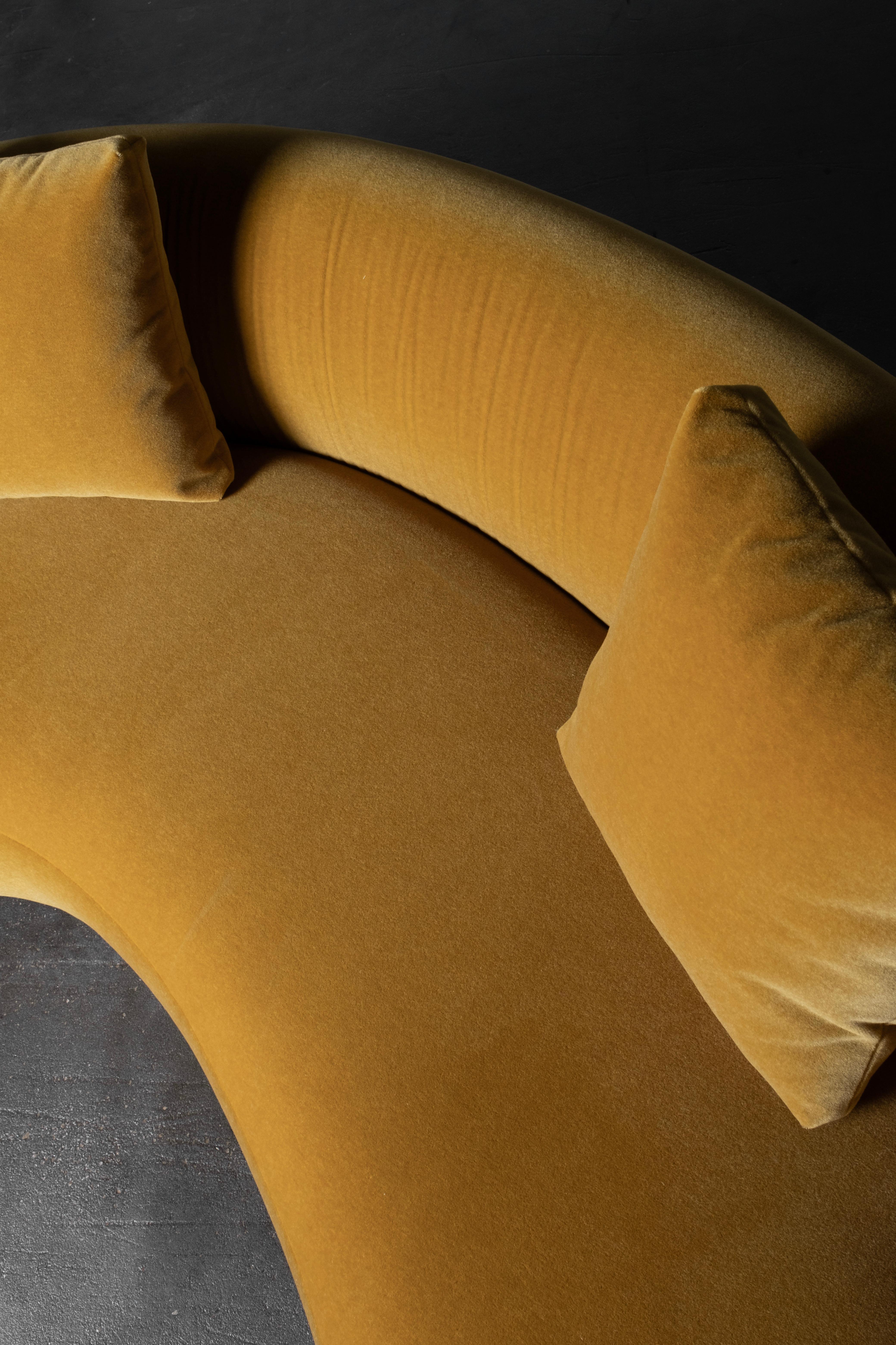 Divano organico moderno a due piazze, Dedar Mustard Mohair, fatto a mano Greenapple in vendita 4