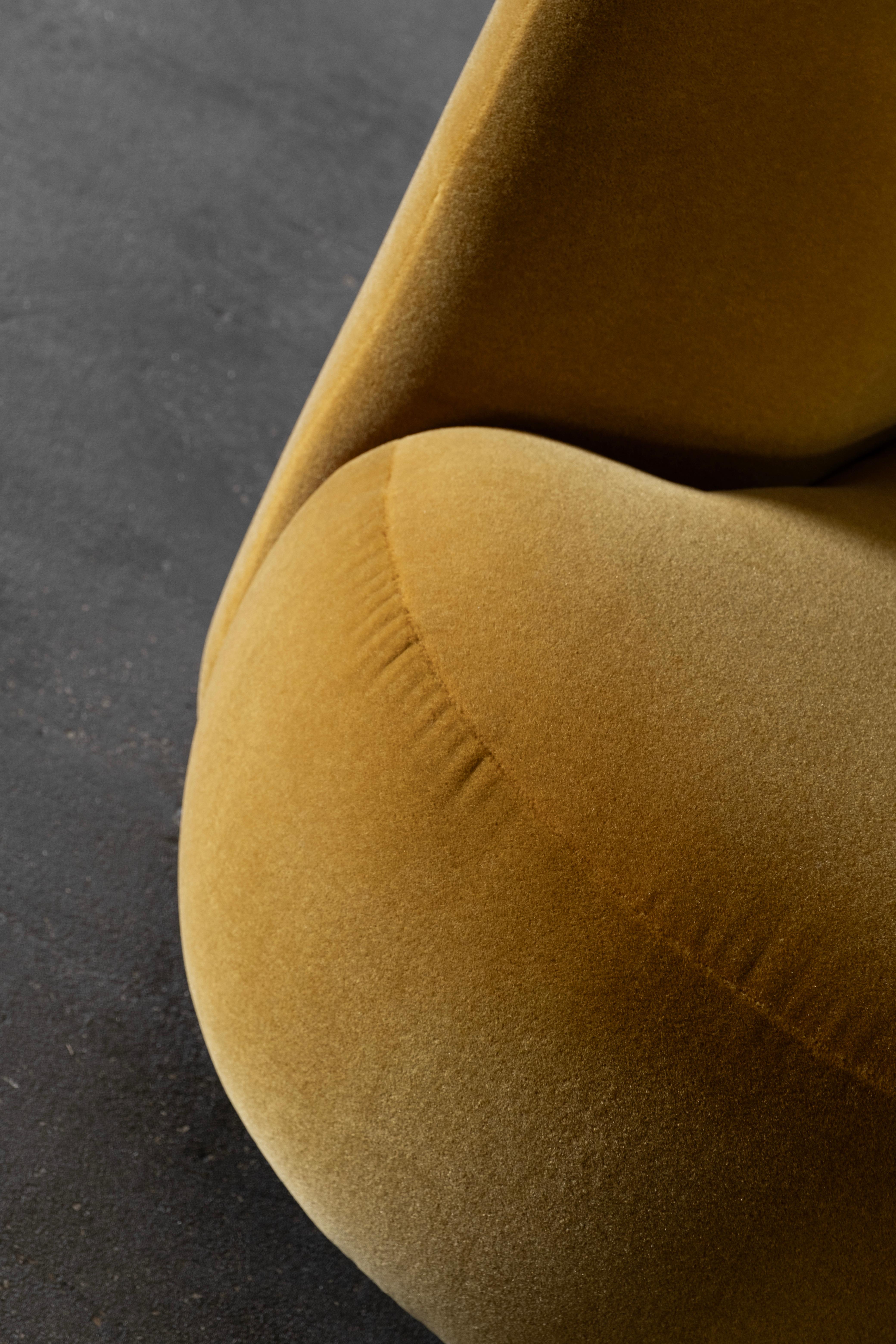 Divano organico moderno a due piazze, Dedar Mustard Mohair, fatto a mano Greenapple in vendita 5