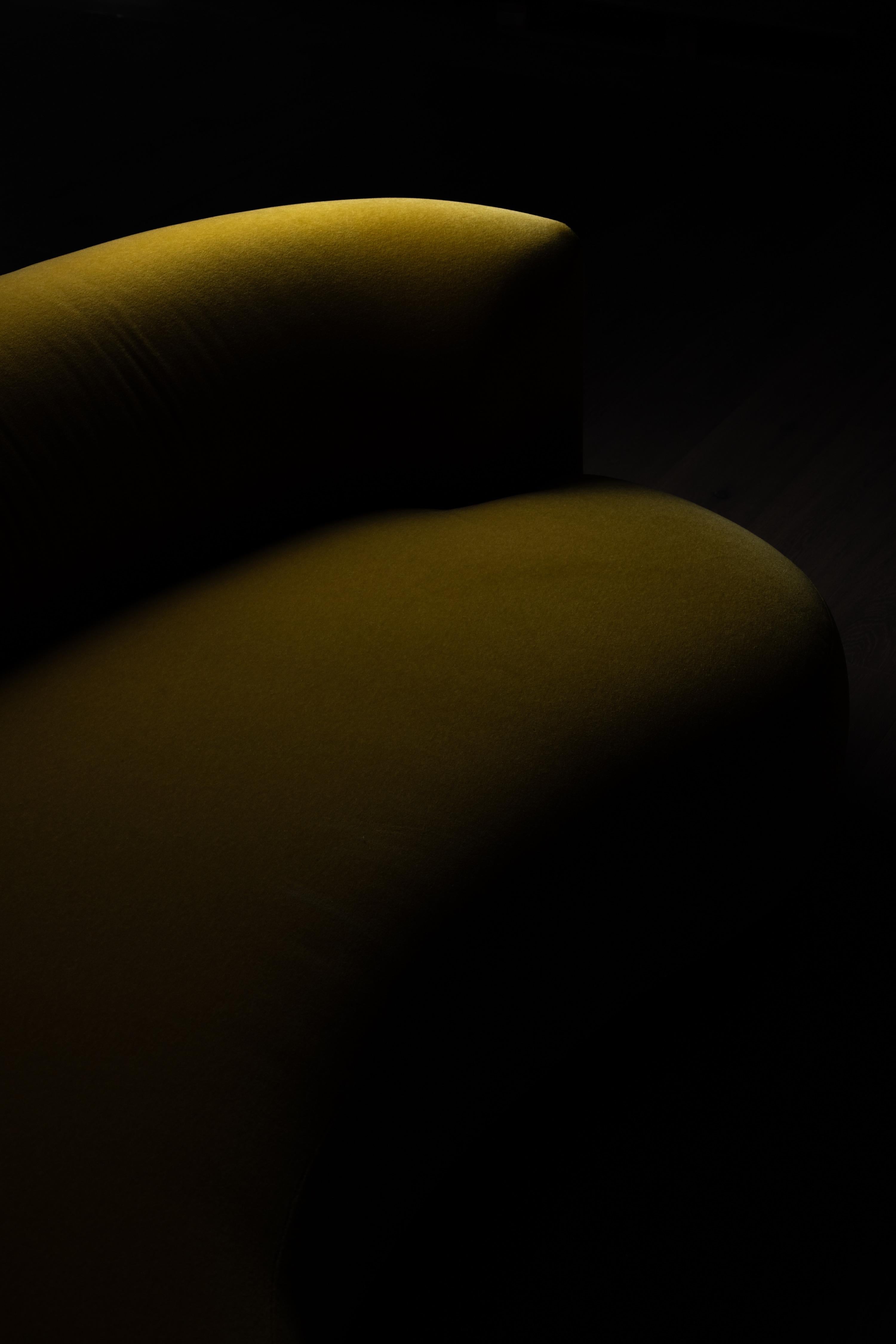Divano organico moderno a due piazze, Dedar Mustard Mohair, fatto a mano Greenapple in vendita 7