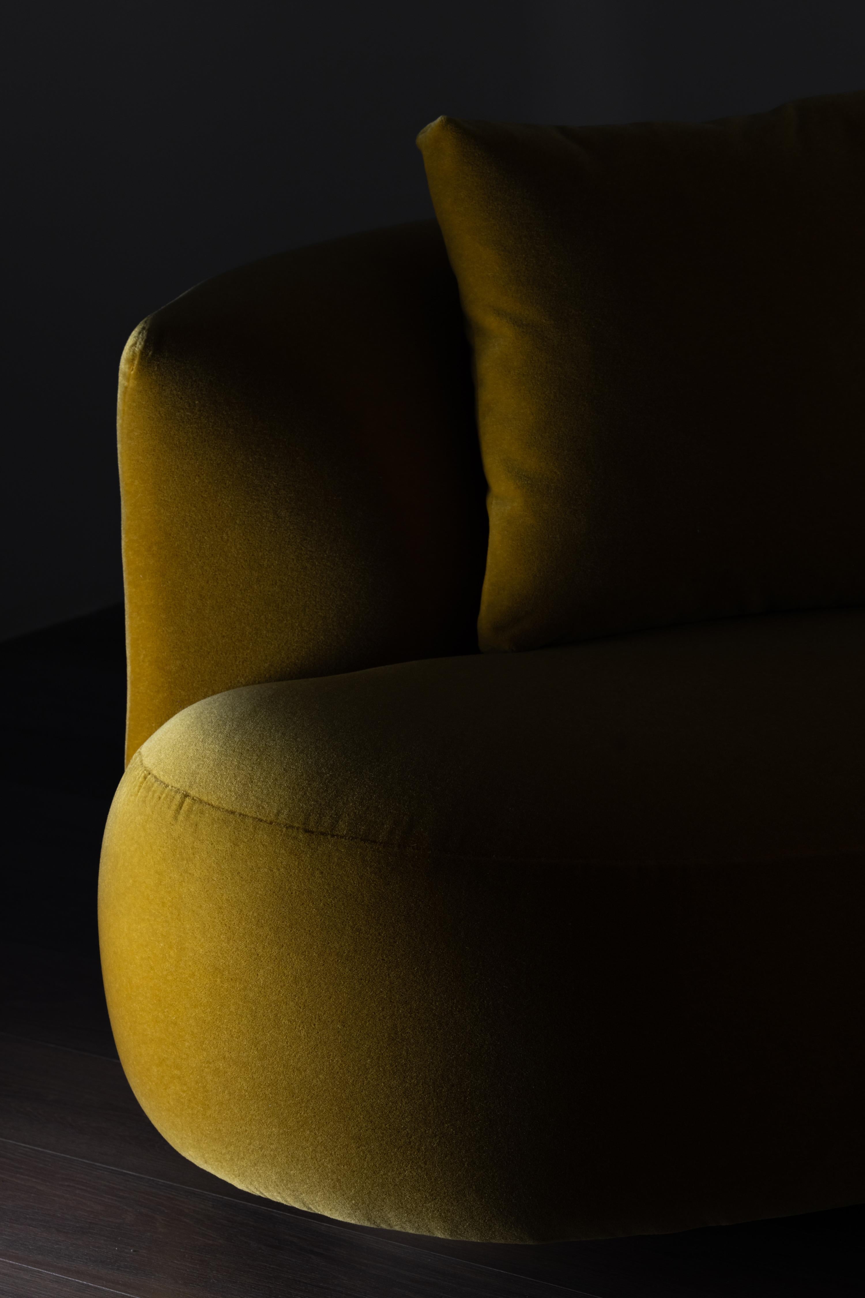 Divano organico moderno a due piazze, Dedar Mustard Mohair, fatto a mano Greenapple in vendita 8
