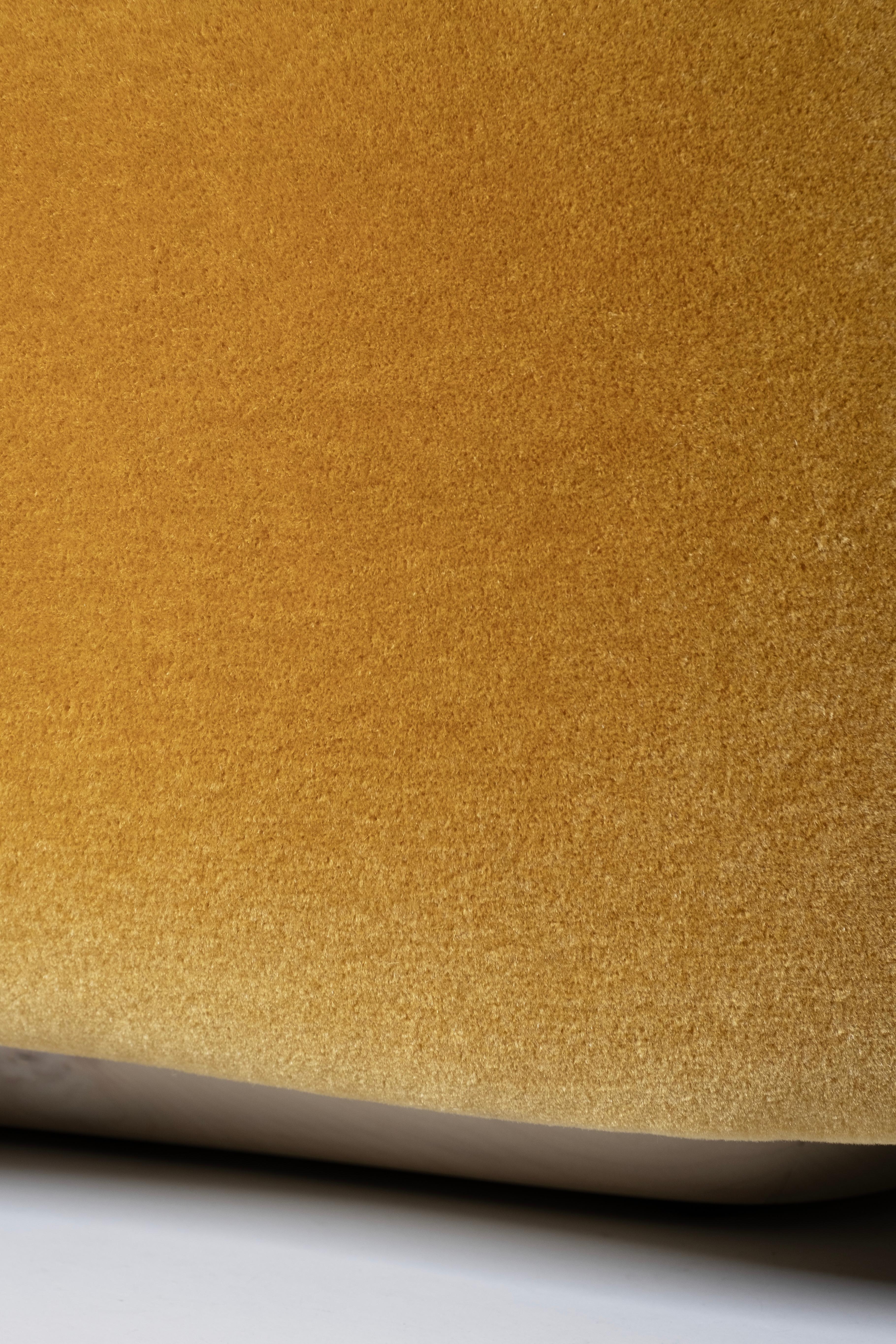 Divano organico moderno a due piazze, Dedar Mustard Mohair, fatto a mano Greenapple in vendita 1
