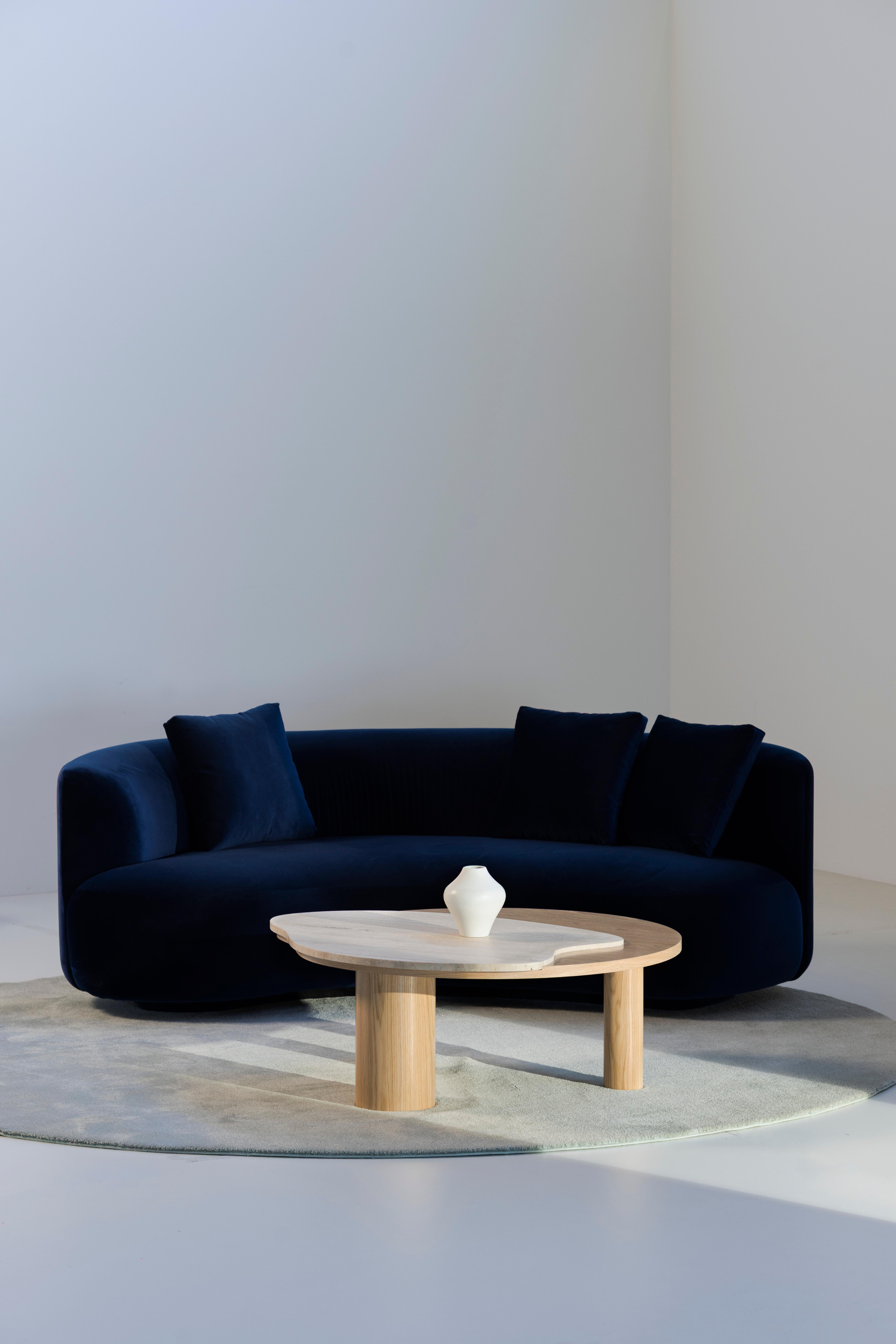 Sofá curvo gemelo moderno orgánico, terciopelo azul marino, hecho a mano Portugal by Greenapple Moderno en venta