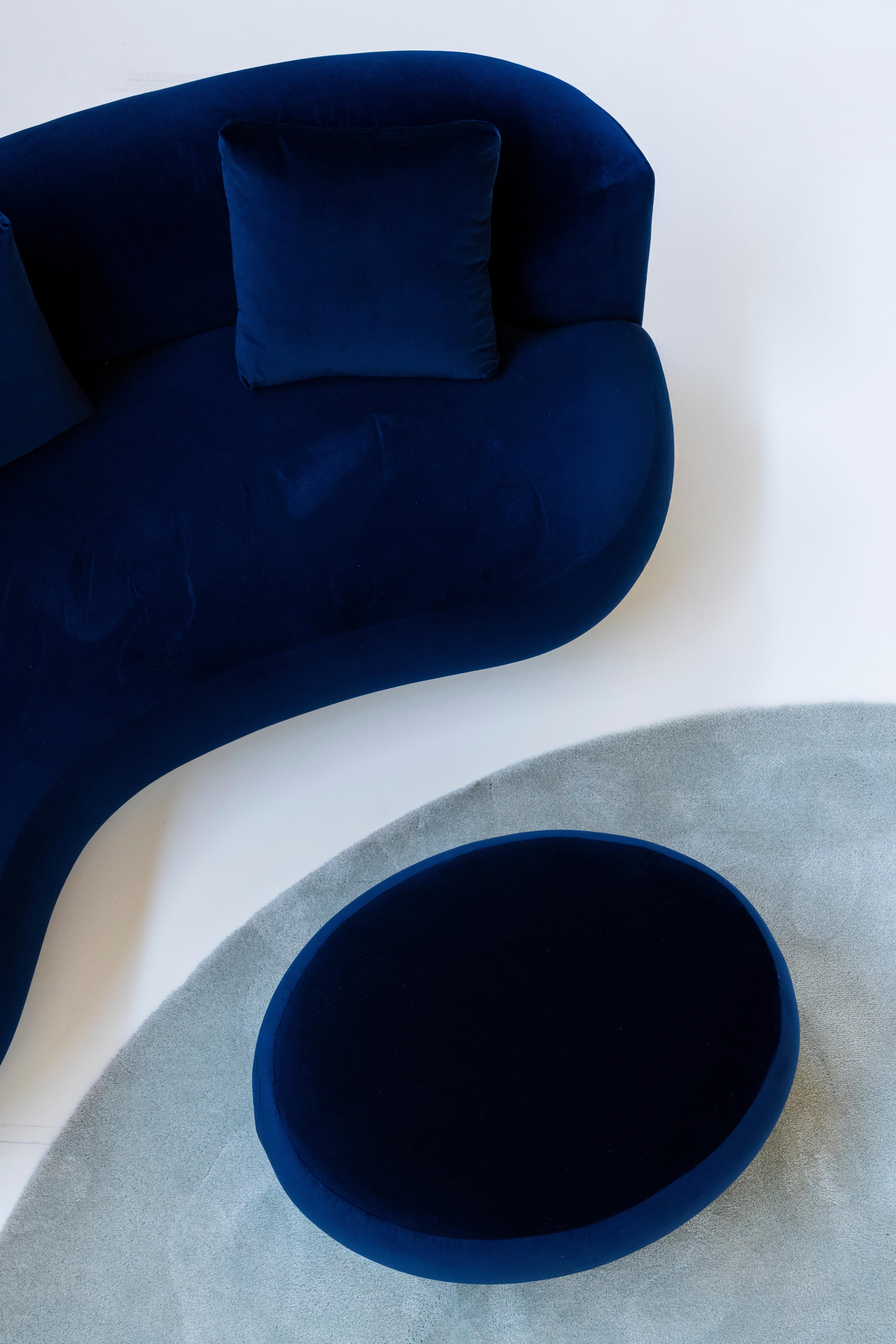 Sofá curvo gemelo moderno orgánico, terciopelo azul marino, hecho a mano Portugal by Greenapple Portugués en venta