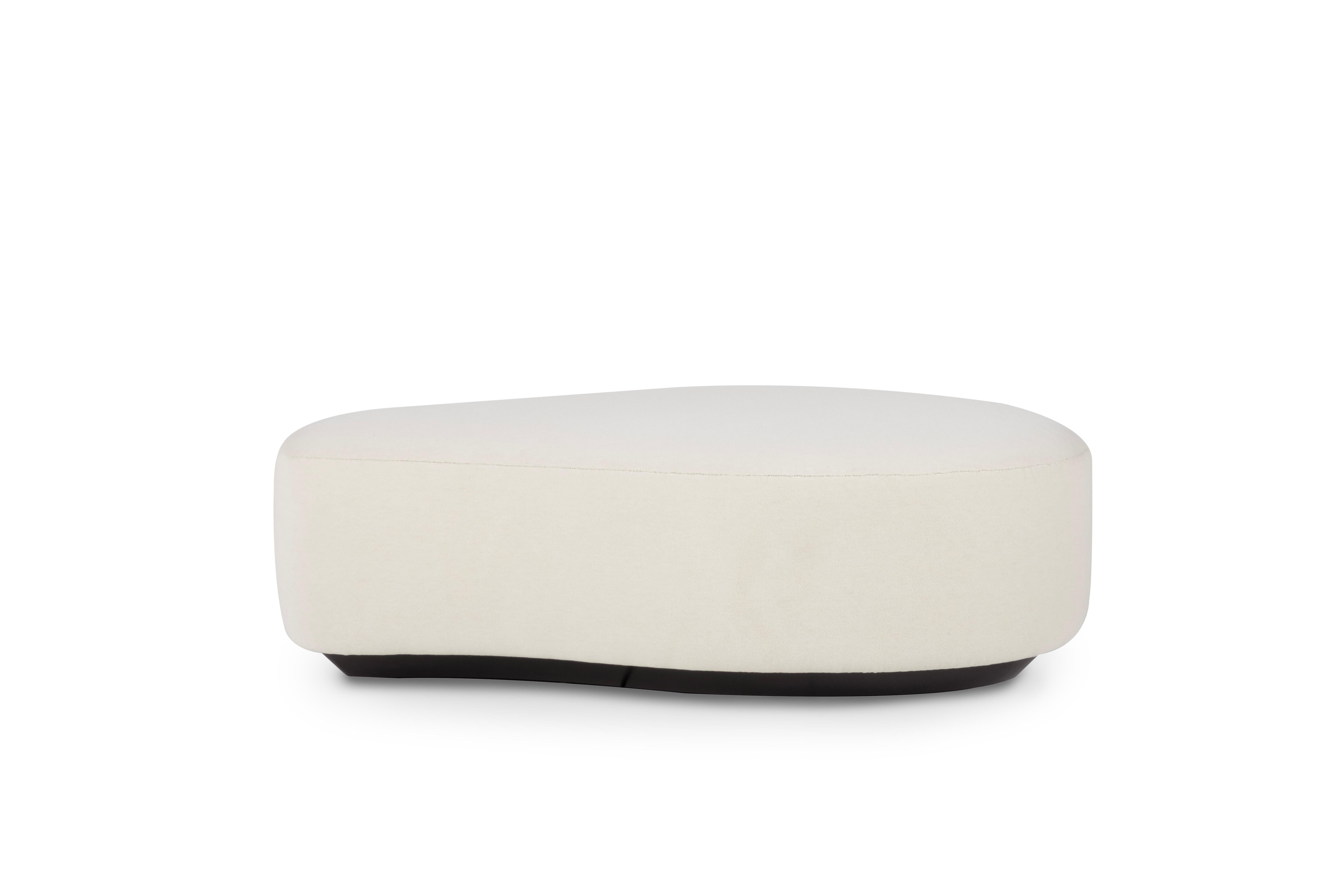 Bois Pouf Twins moderne et organique, velours d'alpaga blanc, fabriqué à la main par Greenapple en vente