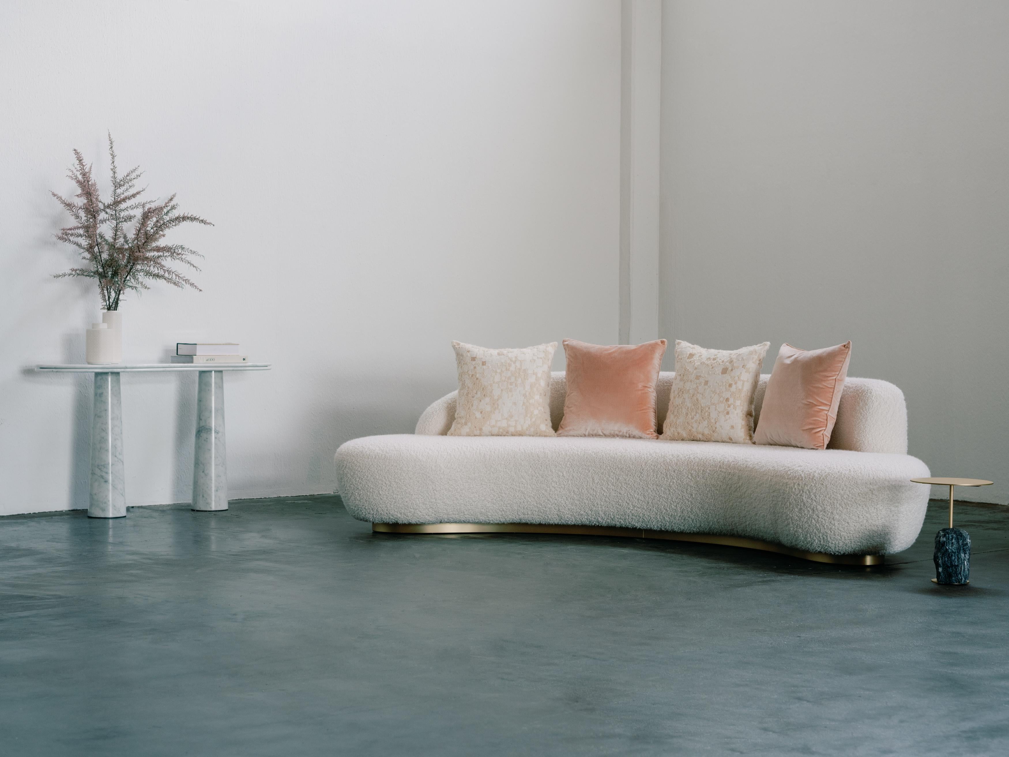 Arc Sofa, zeitgenössische Kollektion, handgefertigt in Portugal - Europa von Greenapple.

Ein meisterhaft verarbeitetes Sofa, dessen robuste Holzstruktur und hochwertiger Memory-Schaum auch bei häufigem Gebrauch seine Form beibehält. Arc ist mit