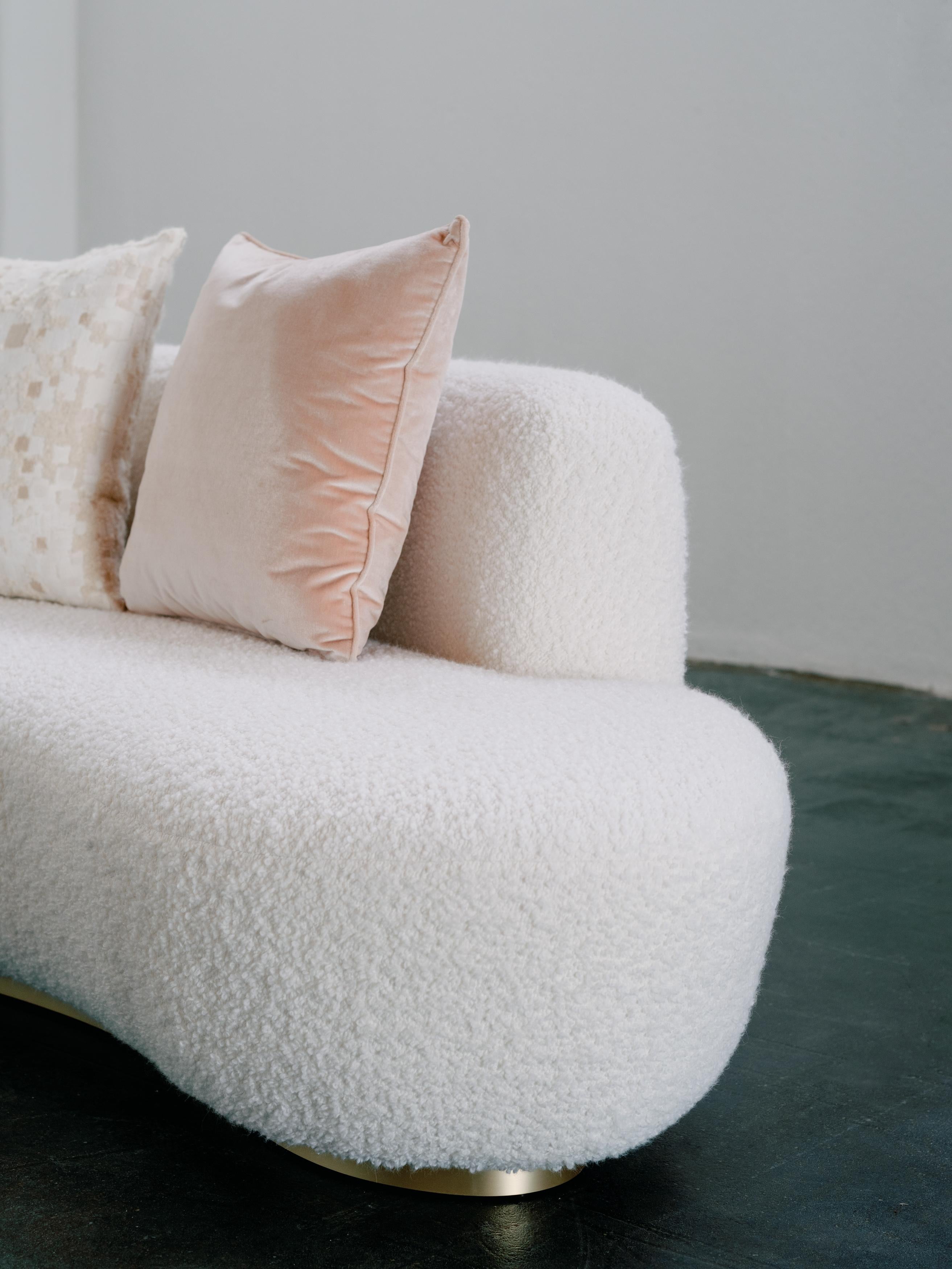 Organisches modernes Arc-Sofa aus cremefarbener Wolle und Leinen, handgefertigt in Portugal von Greenapple (Lackiert) im Angebot