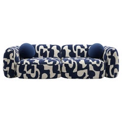 Canapé deux places moderne et organique en jacquard velouté terracotta avec motifs abstraits