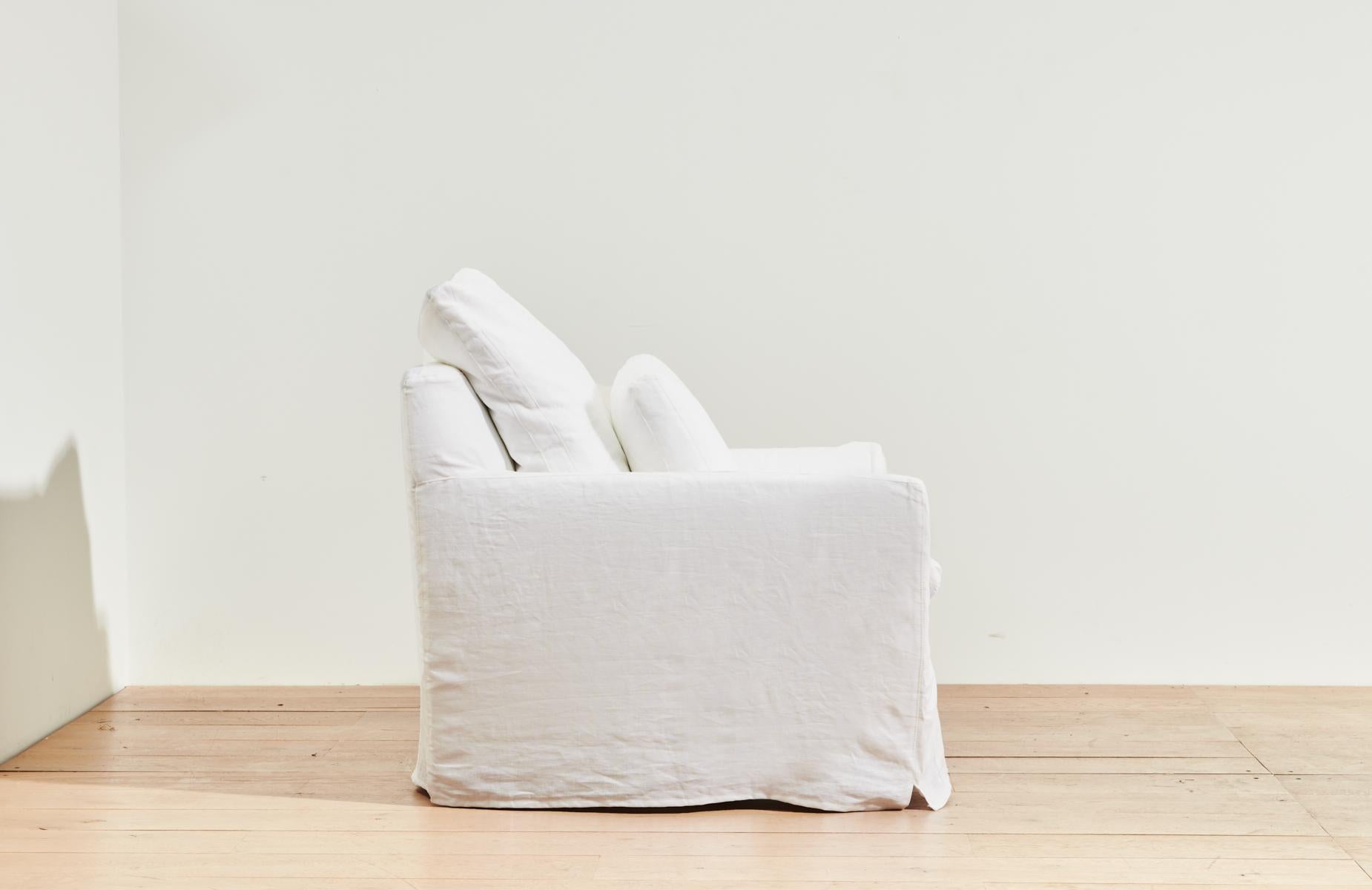 Organique Chaise longue Donato recouverte de coussins en lin blanc Otis en vente