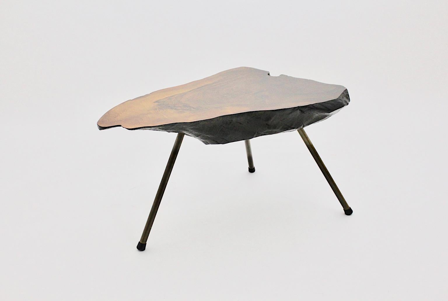 Mid-Century Modern Vintage Walnuss Baumstamm Tisch zugeschrieben 
Carl Auböck 1950er Jahre Wien.
Ein wunderbarer Sofatisch mit einer Platte aus massivem Walnussbaumstamm, der einen harmonischen, organisch-modernen Stil verbreitet, der die